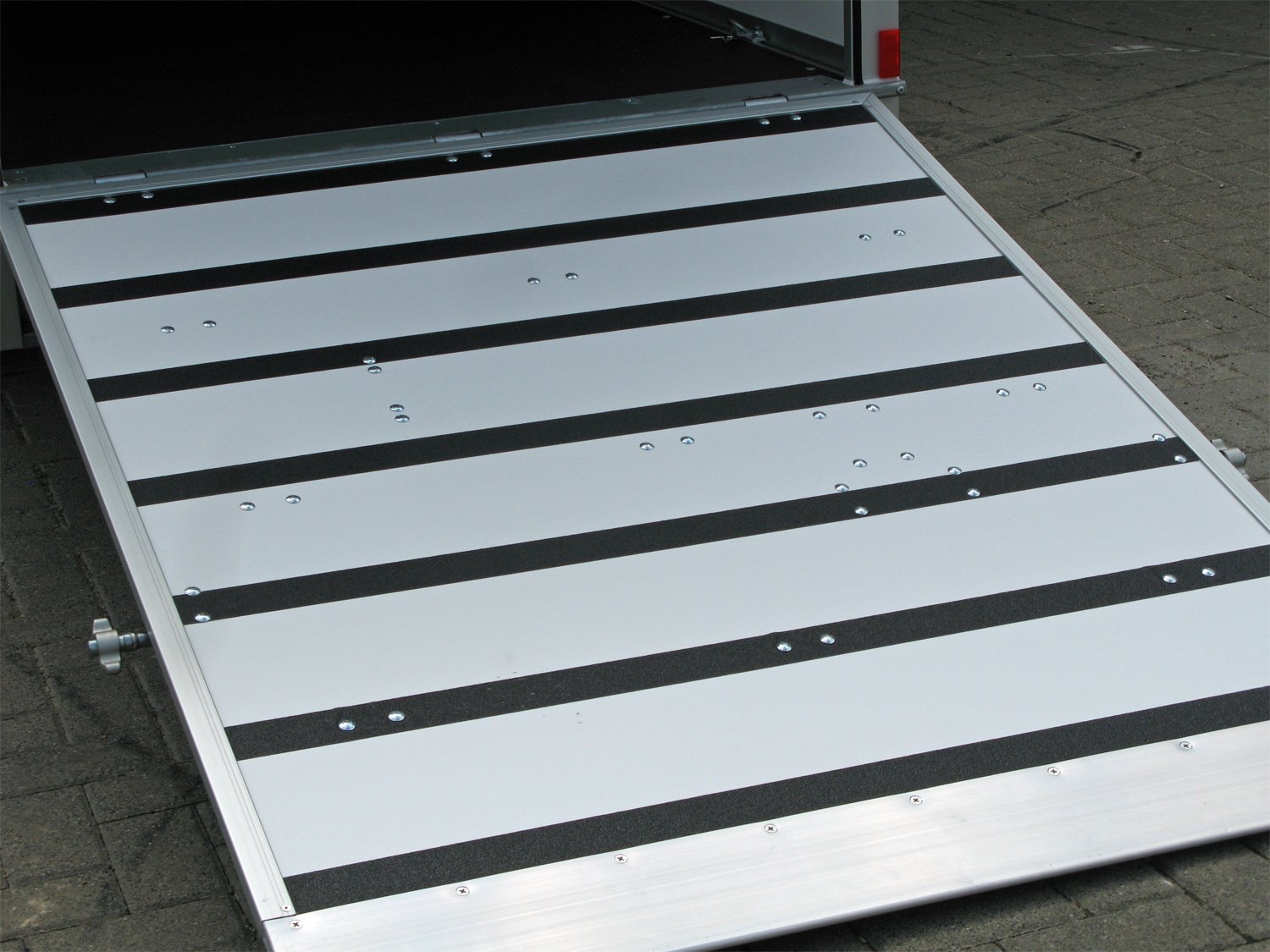 Humbaur Kofferanhänger HK 133015-18P FlexZurr – Rampe – Ladefläche 304 × 151 cm – 1300 kg – Einachser – Ansicht 3