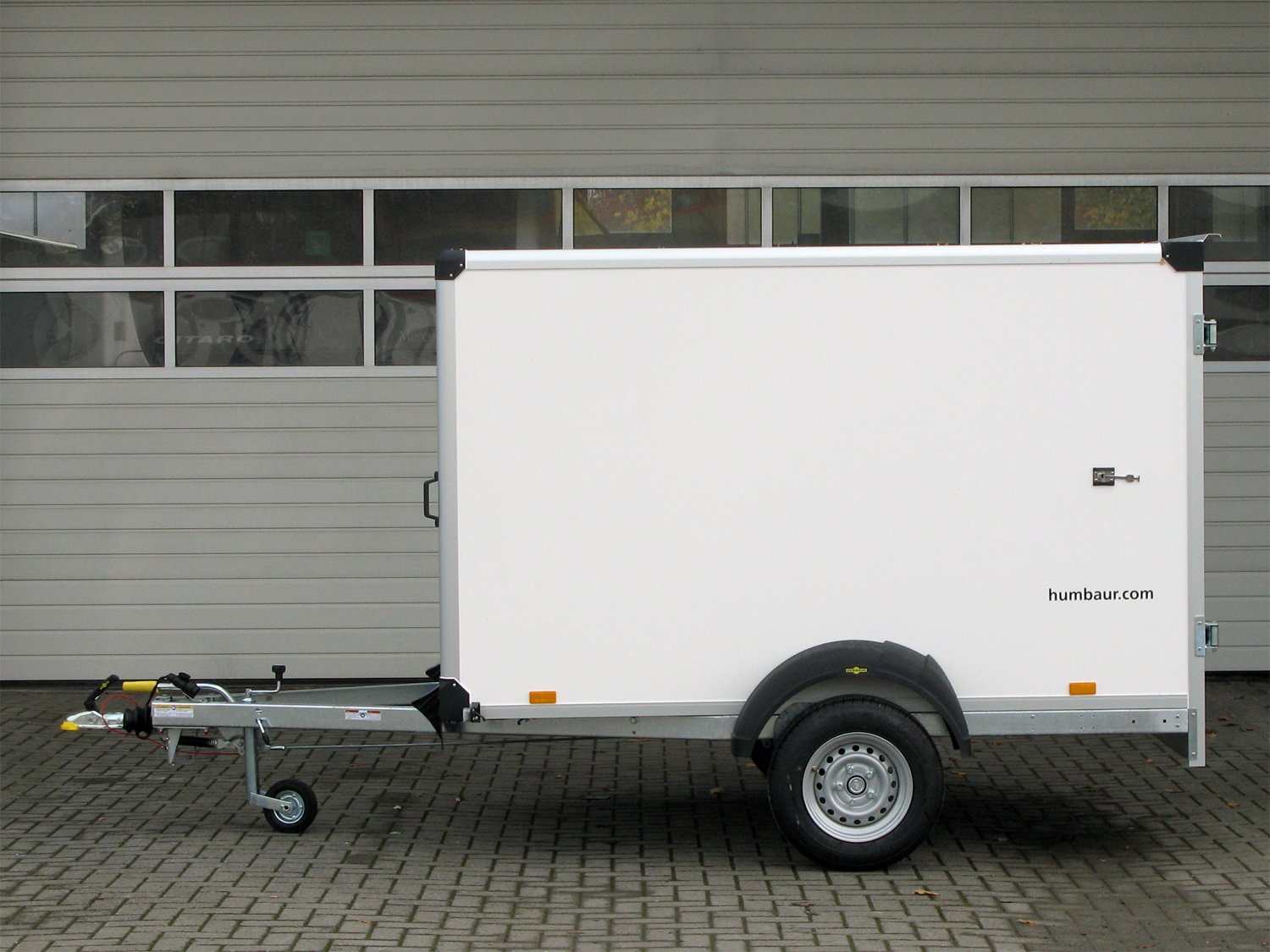 Humbaur Kofferanhänger HK 152515-15P FlexZurr – Türe – Ladefläche 251,5 × 151 cm – 1500 kg – Einachser – Ansicht 2