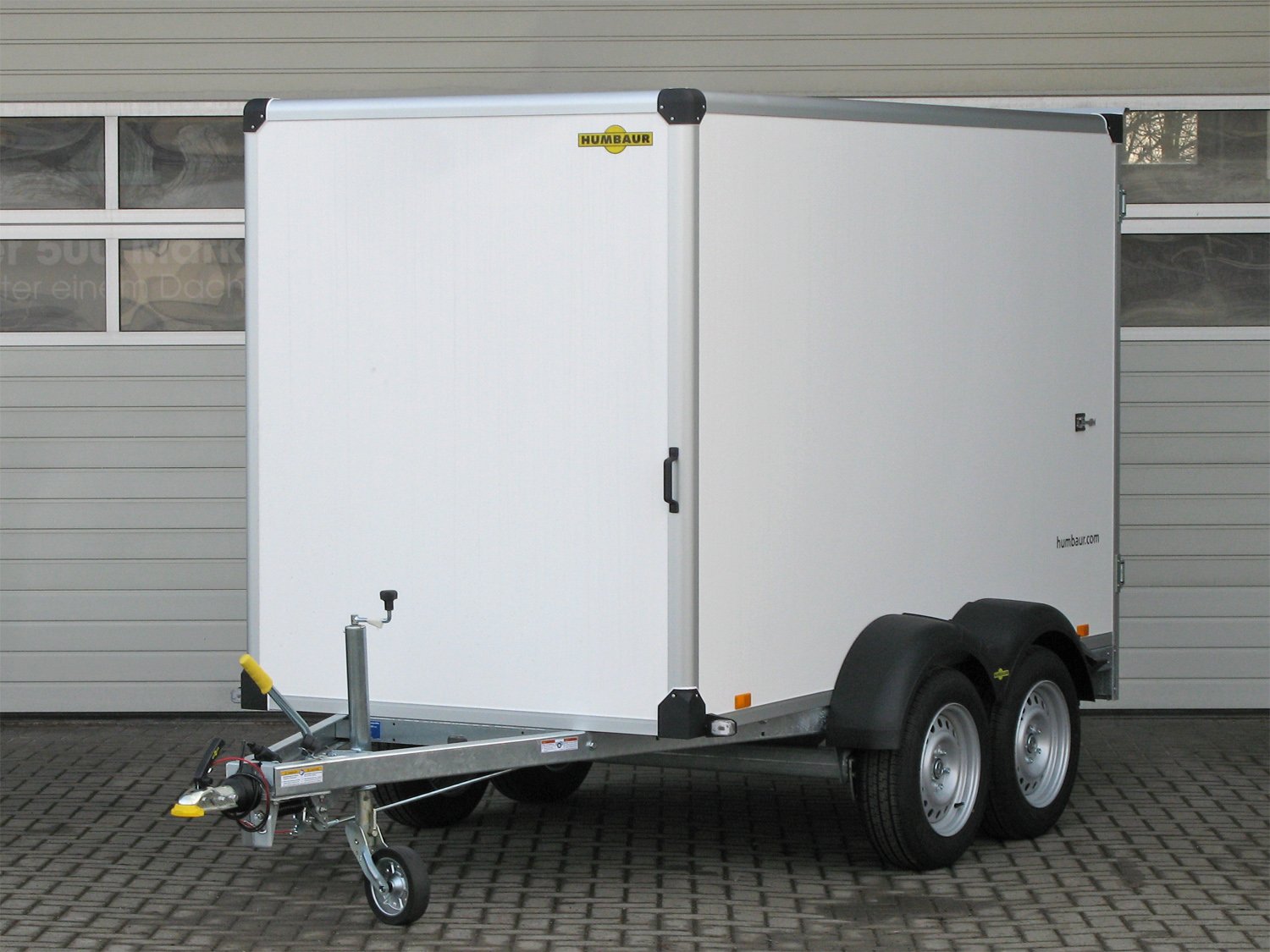 Humbaur Kofferanhänger HK 203015-18P FlexZurr – Rampe – Ladefläche 304 × 151 cm – 2000 kg – Tandemachser – Ansicht 1