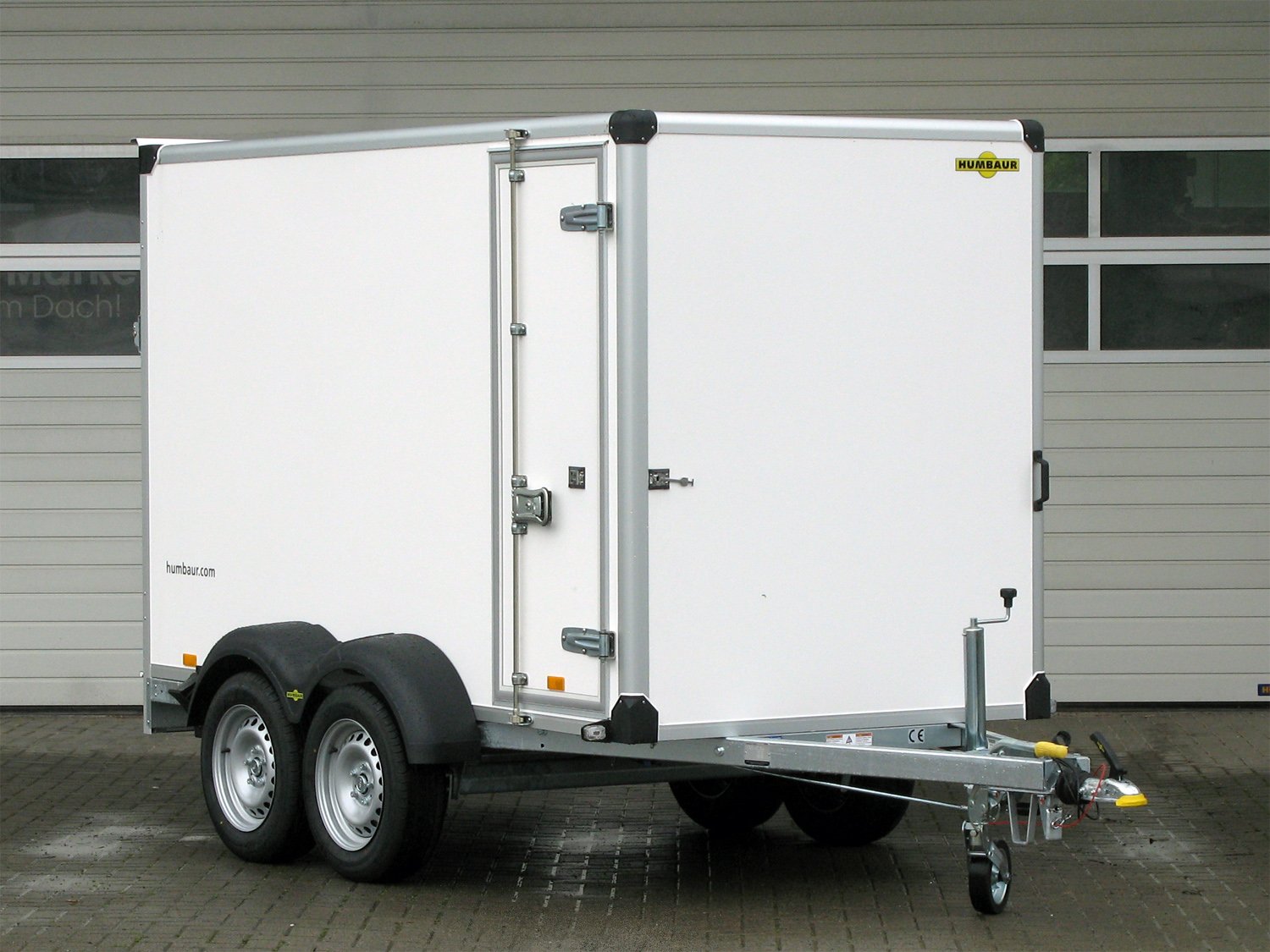 Humbaur Kofferanhänger HK 203015-18P FlexZurr – Rampe und Seitentüre – Ladefläche 304 × 151 cm – 2000 kg – Tandemachser – Ansicht 1