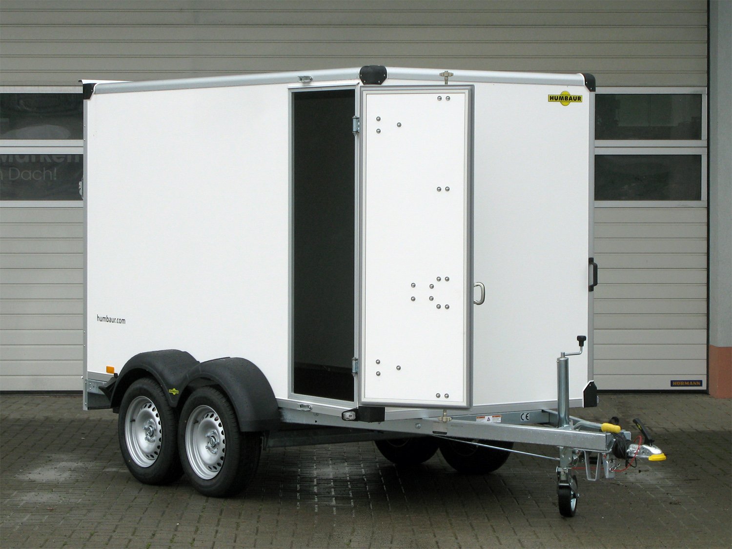 Humbaur Kofferanhänger HK 203015-18P FlexZurr – Rampe und Seitentüre – Ladefläche 304 × 151 cm – 2000 kg – Tandemachser – Ansicht 2