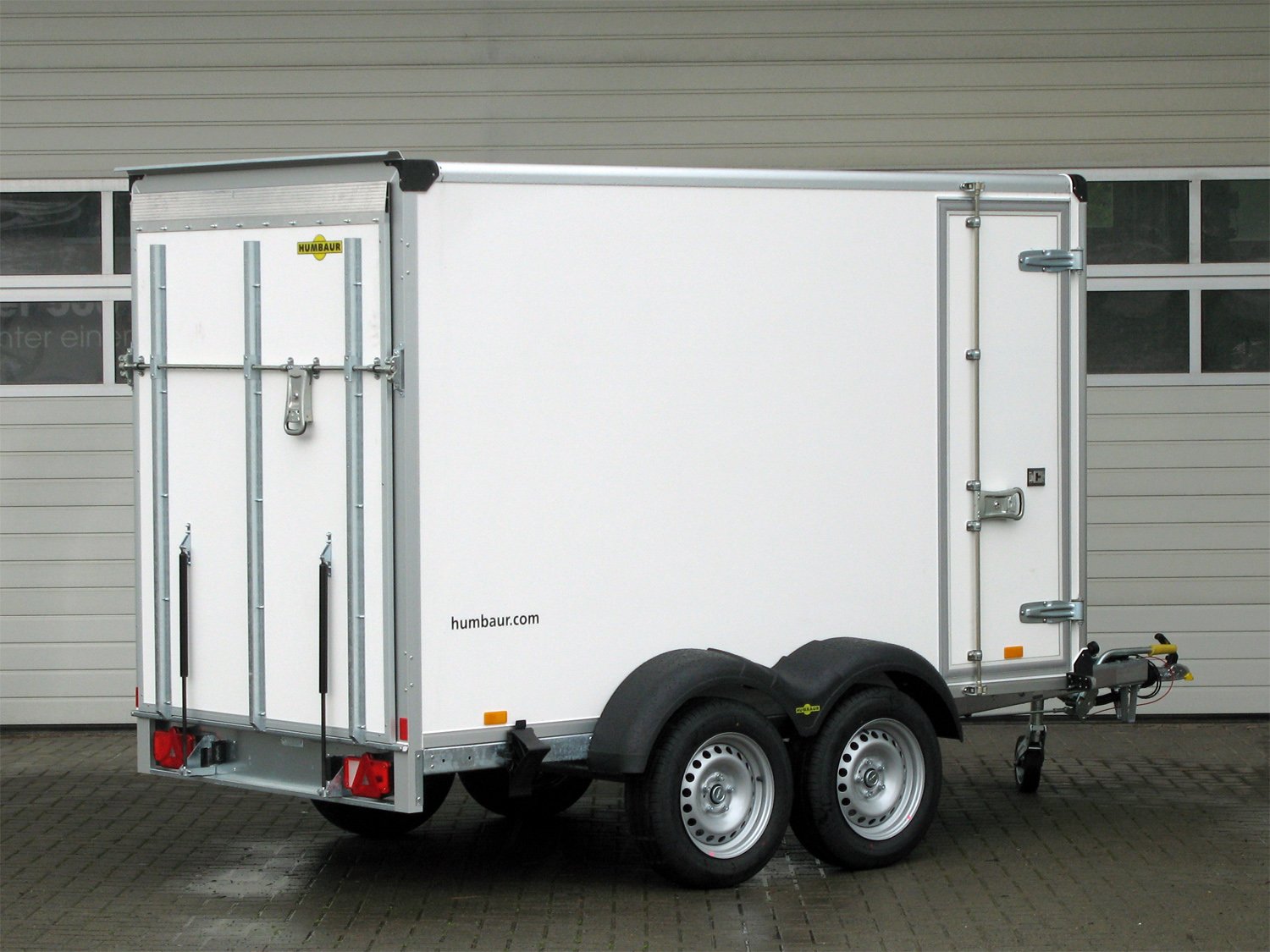 Humbaur Kofferanhänger HK 203015-18P FlexZurr – Rampe und Seitentüre – Ladefläche 304 × 151 cm – 2000 kg – Tandemachser – Ansicht 3