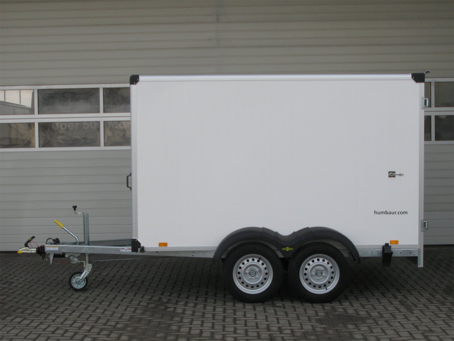 Humbaur Kofferanhänger HK 253015-18P FlexZurr – Rampe – Ladefläche 304 × 151 cm – 2500 kg – Tandemachser – Ansicht 2