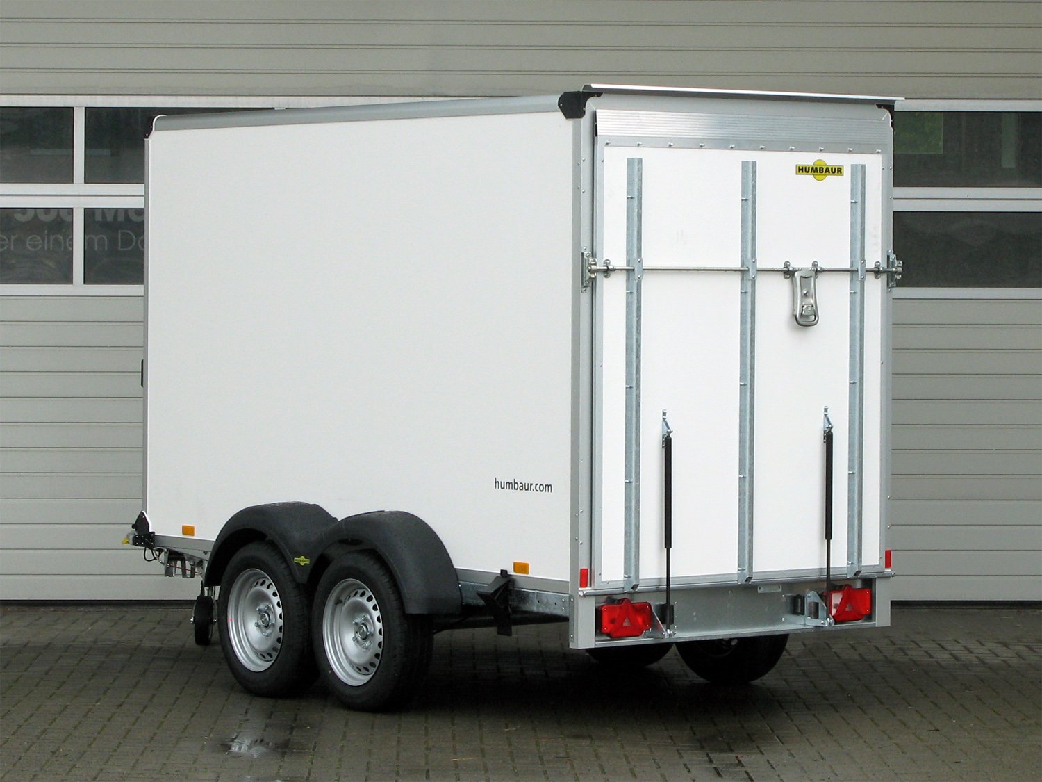 Humbaur Kofferanhänger HK 253015-18P FlexZurr – Rampe – Ladefläche 304 × 151 cm – 2500 kg – Tandemachser – Ansicht 3
