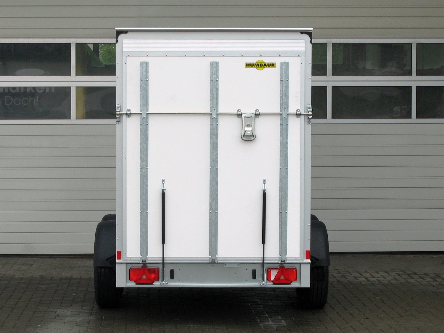 Humbaur Kofferanhänger HK 253015-18P FlexZurr – Rampe – Ladefläche 304 × 151 cm – 2500 kg – Tandemachser – Ansicht 4