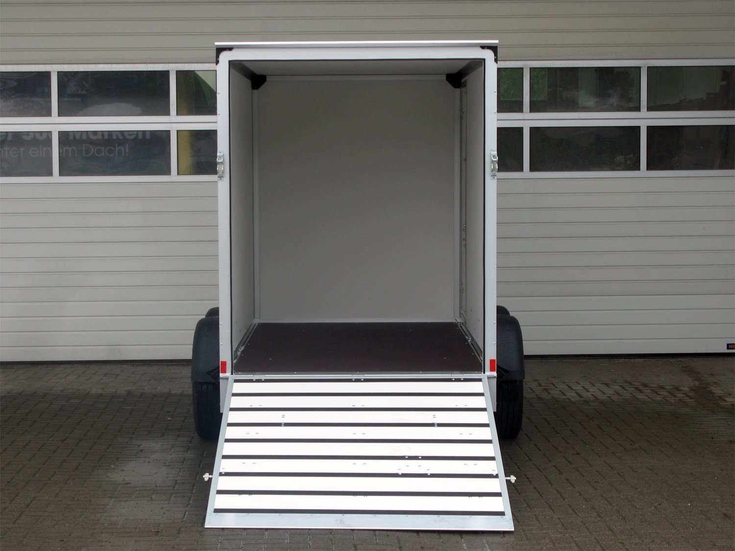 Humbaur Kofferanhänger HK 253015-18P FlexZurr – Rampe – Ladefläche 304 × 151 cm – 2500 kg – Tandemachser – Ansicht 5