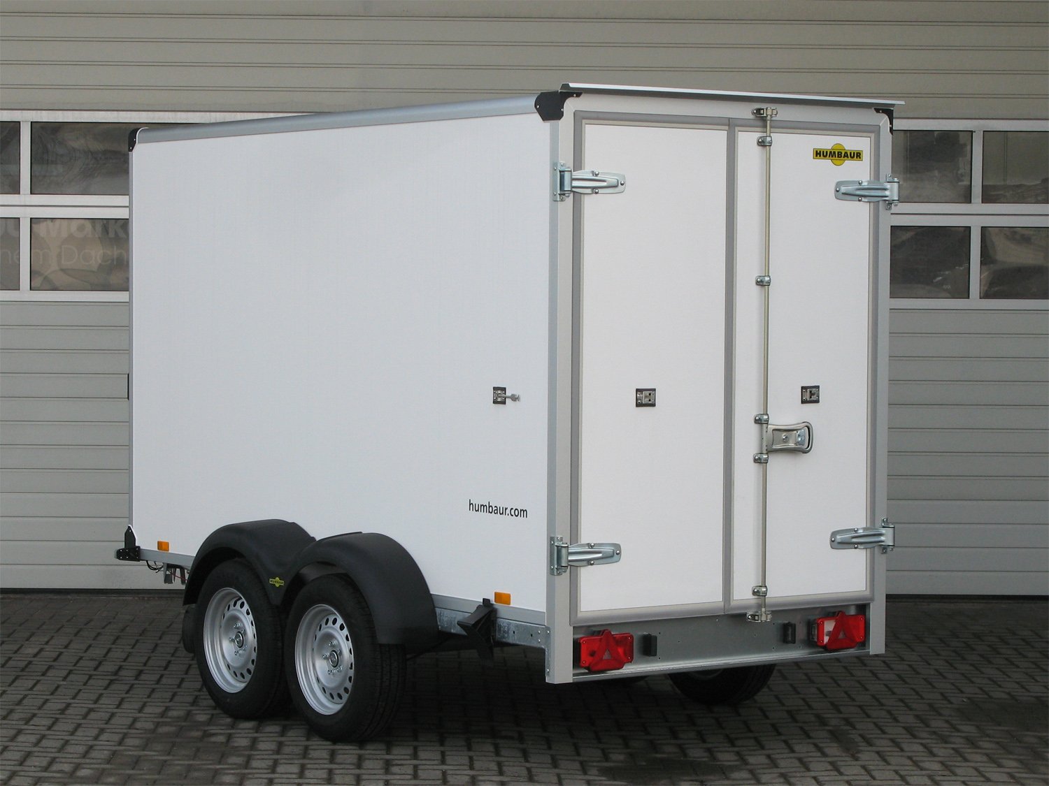 Humbaur Kofferanhänger HK 253015-18P FlexZurr – Türe – Ladefläche 304 × 151 cm – 2500 kg – Tandemachser – Ansicht 3