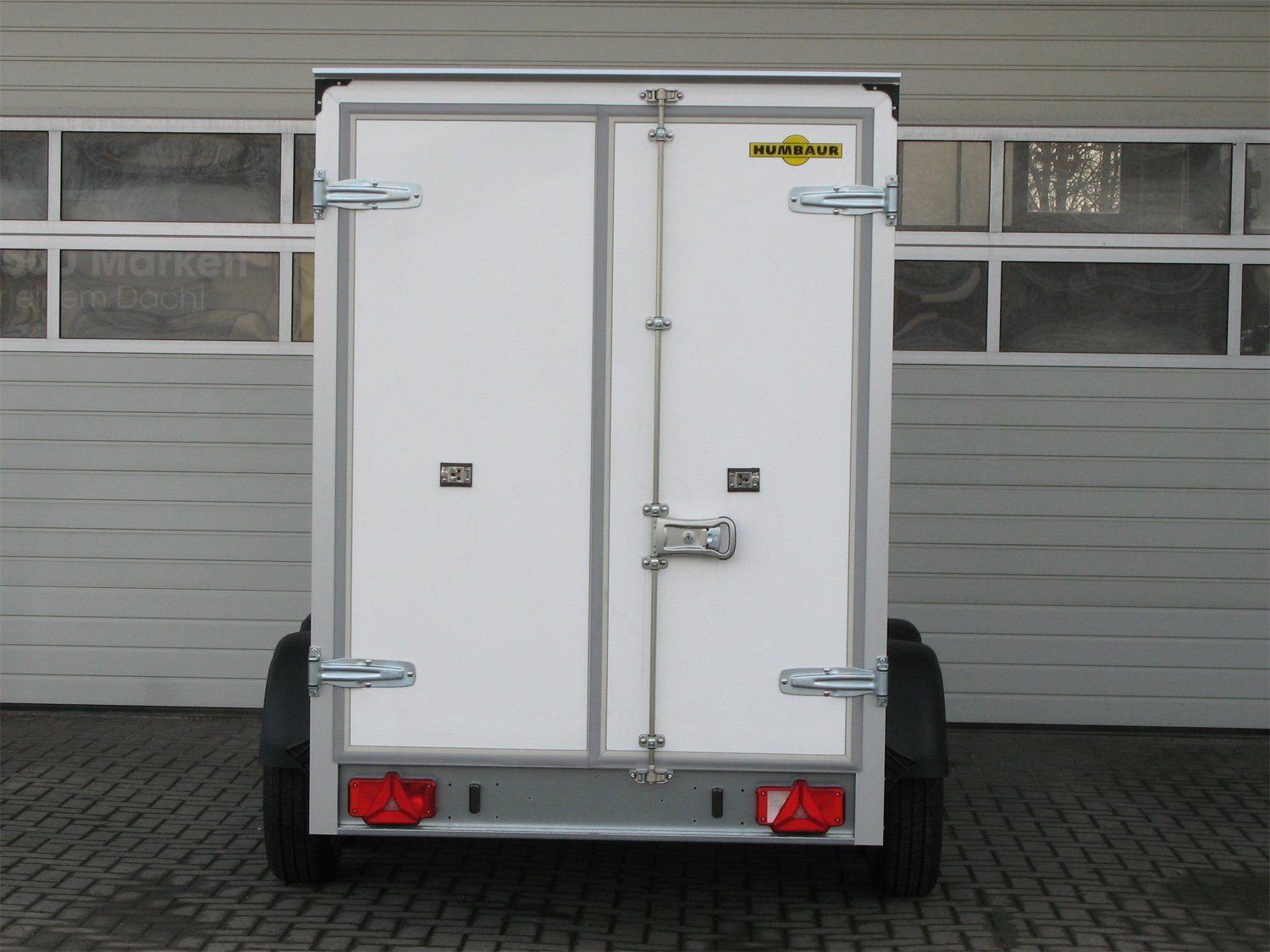 Humbaur Kofferanhänger HK 253015-18P FlexZurr – Türe – Ladefläche 304 × 151 cm – 2500 kg – Tandemachser – Ansicht 4