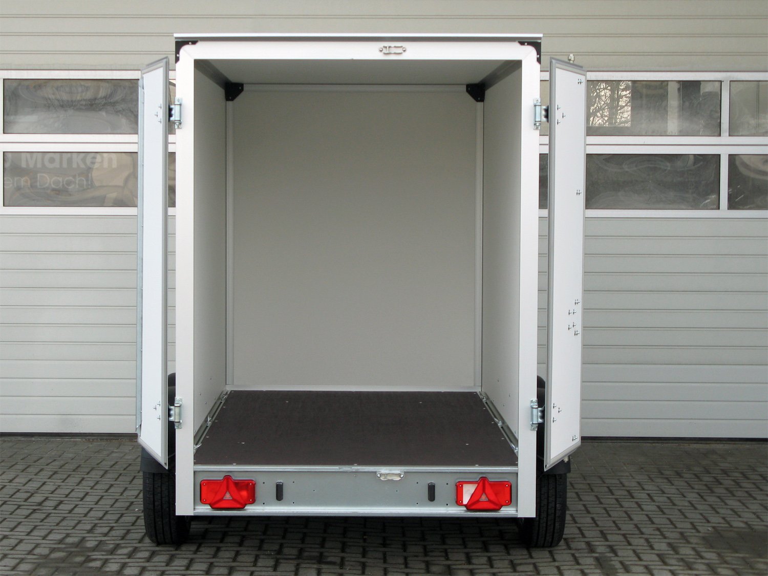 Humbaur Kofferanhänger HK 253015-18P FlexZurr – Türe – Ladefläche 304 × 151 cm – 2500 kg – Tandemachser – Ansicht 5