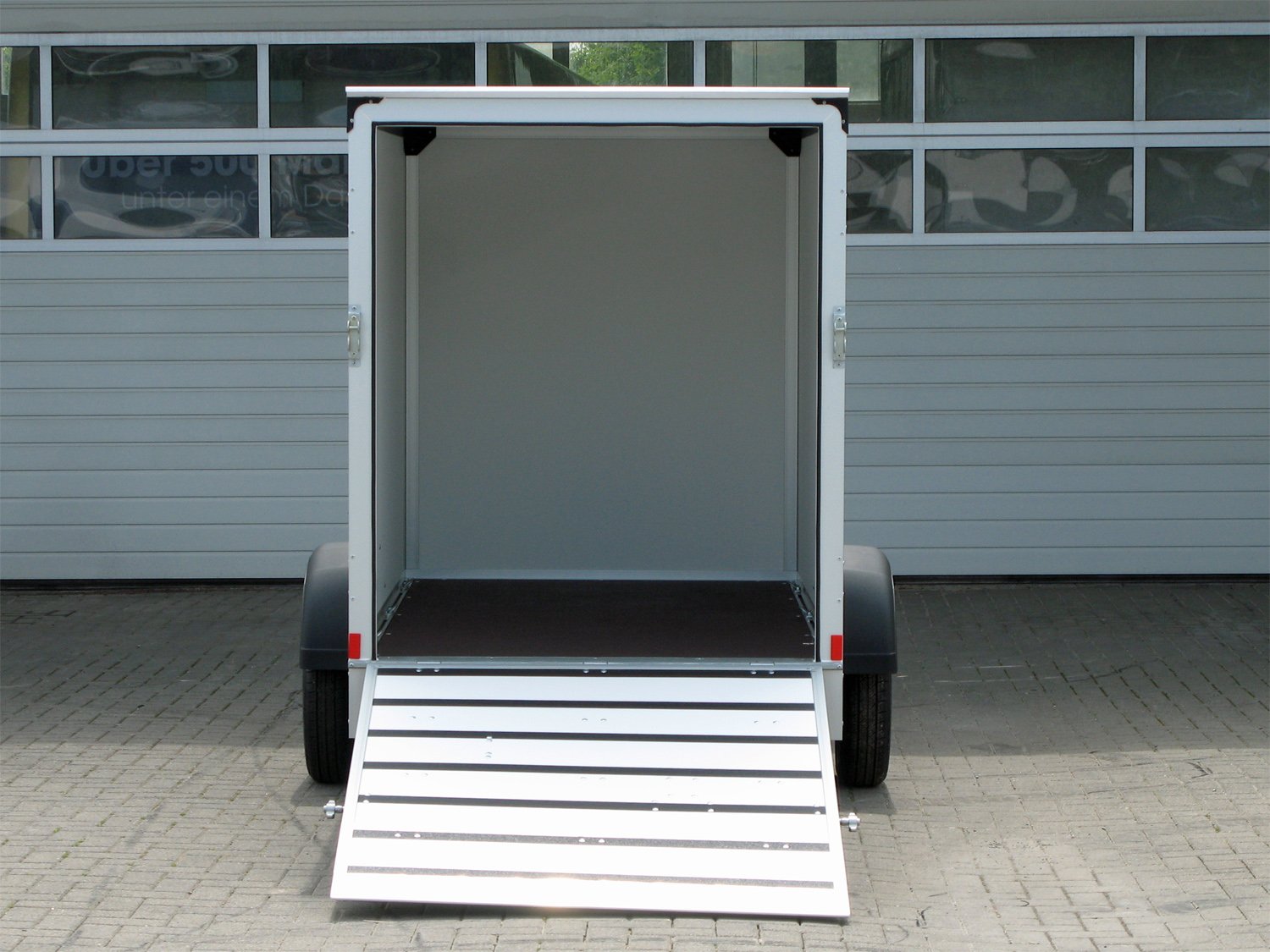 Humbaur Kofferanhänger HK 752513-15P FlexZurr – Rampe – Ladefläche 251 × 132 cm – 750 kg – Einachser – Ansicht 4