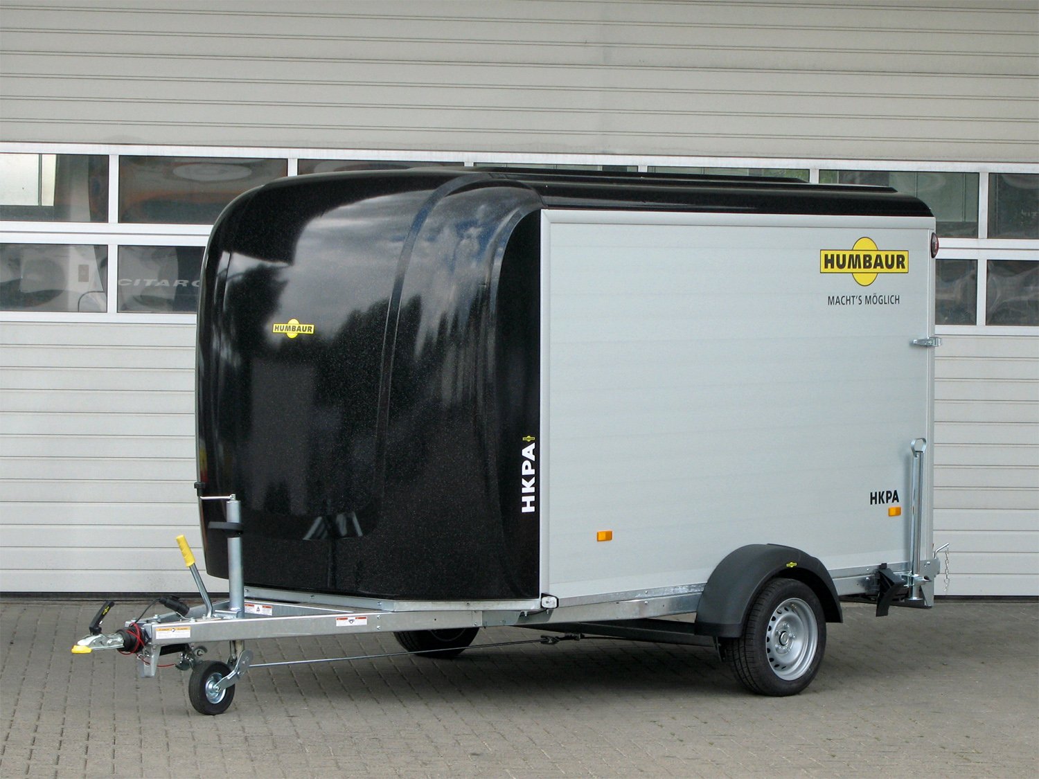 Humbaur Kofferanhänger HKPA 153217 – Rampe dreh-schwenkb., 100km/h, 3. Schiene – Ladefläche 328 × 177 cm – 1500 kg – Einachser – Ansicht 1