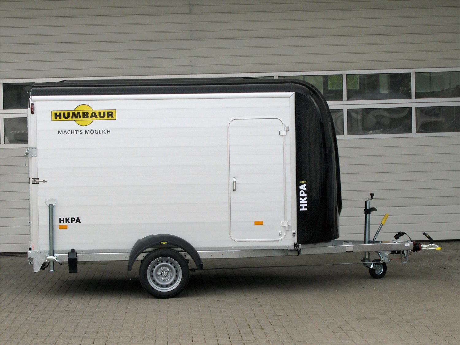 Humbaur Kofferanhänger HKPA 153217 – Rampe dreh-schwenkb., 100km/h, 3. Schiene – Ladefläche 328 × 177 cm – 1500 kg – Einachser – Ansicht 2