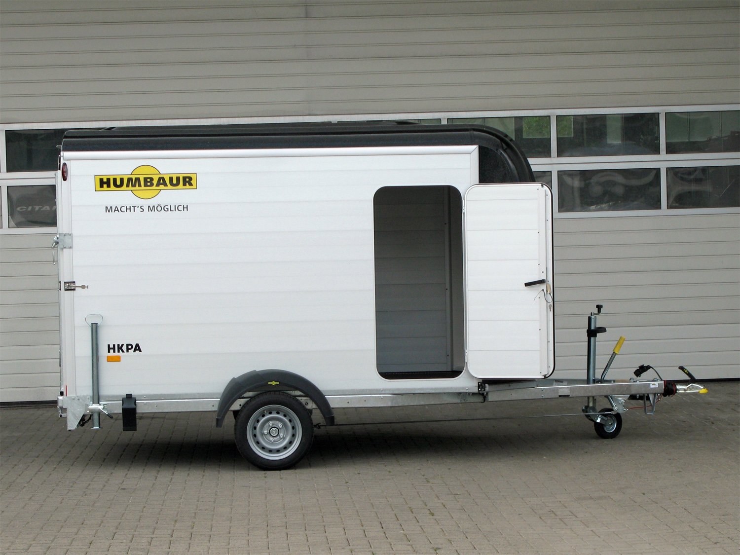 Humbaur Kofferanhänger HKPA 153217 – Rampe dreh-schwenkb., 100km/h, 3. Schiene – Ladefläche 328 × 177 cm – 1500 kg – Einachser – Ansicht 3