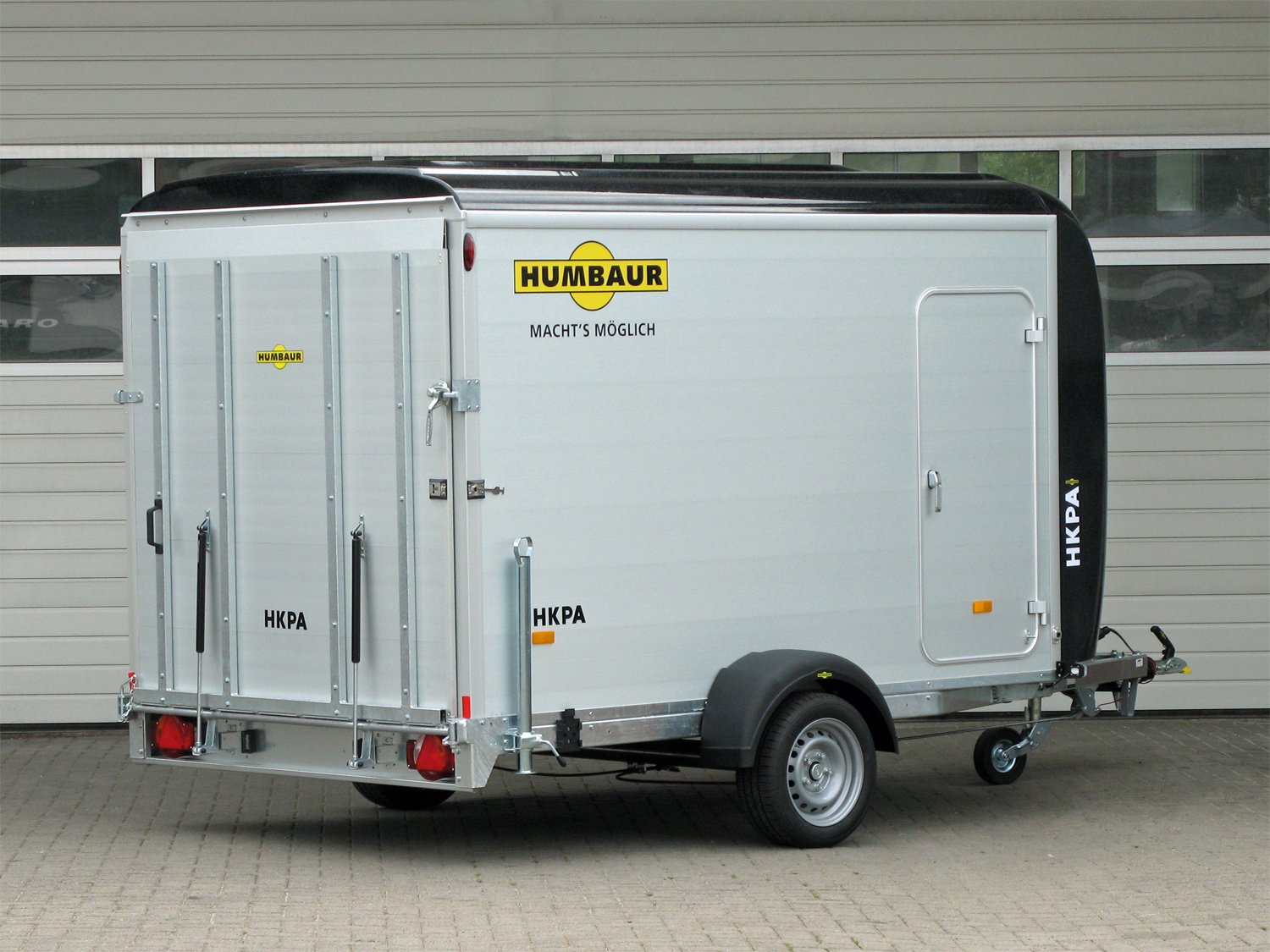 Humbaur Kofferanhänger HKPA 153217 – Rampe dreh-schwenkb., 100km/h, 3. Schiene – Ladefläche 328 × 177 cm – 1500 kg – Einachser – Ansicht 4