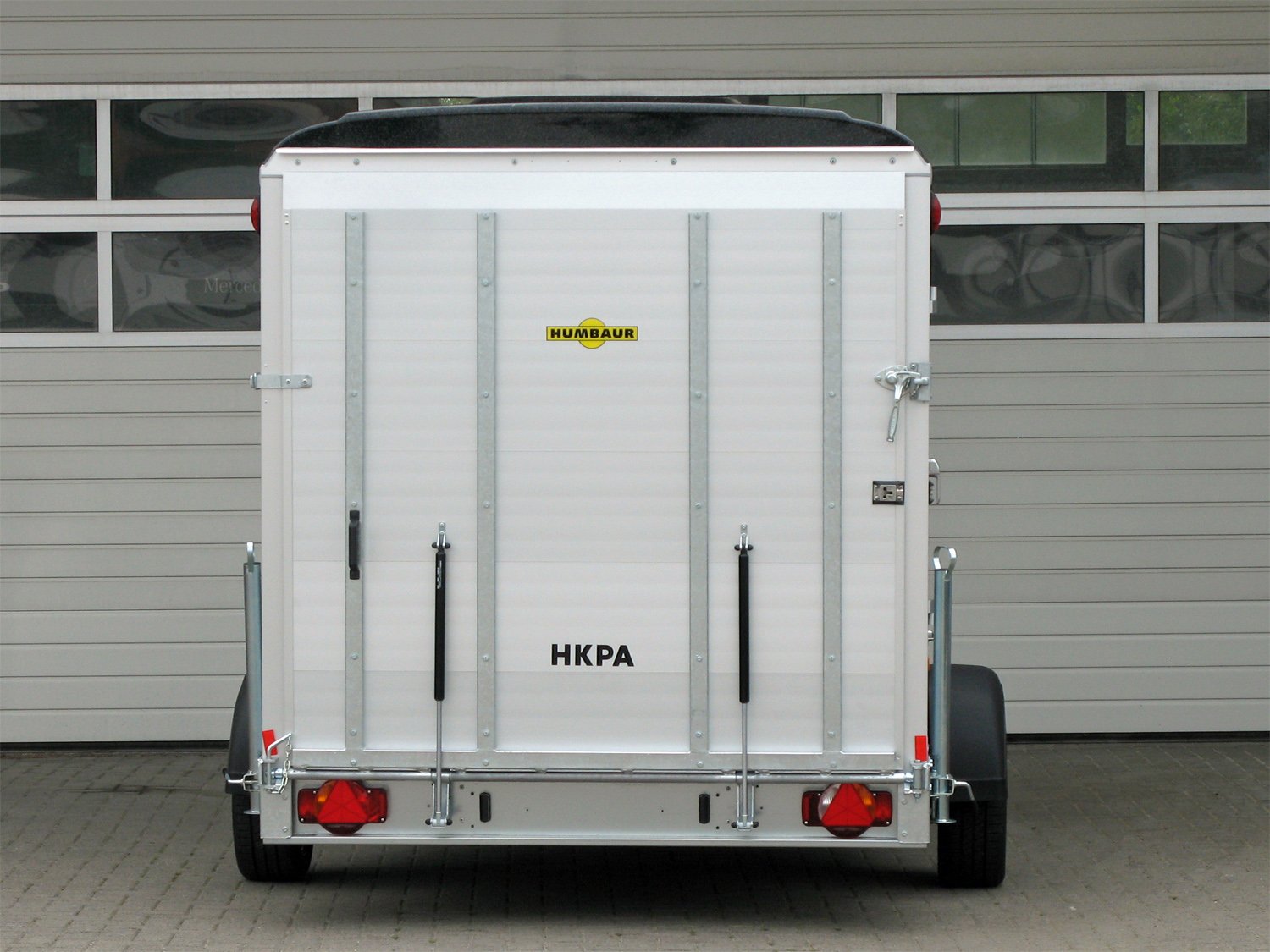 Humbaur Kofferanhänger HKPA 153217 – Rampe dreh-schwenkb., 100km/h, 3. Schiene – Ladefläche 328 × 177 cm – 1500 kg – Einachser – Ansicht 5