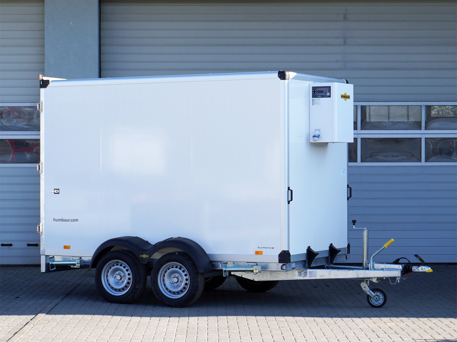 Humbaur Kühlkoffer HGK 25 32 18 – 21 PF60 Deluxe – Ladefläche 313 × 167 cm – 2500 kg – Tandemachser – Ansicht 1