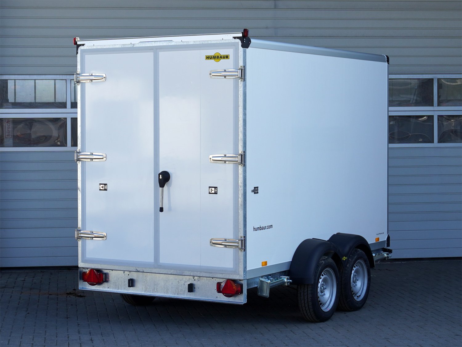 Humbaur Kühlkoffer HGK 25 32 18 – 21 PF60 Deluxe – Ladefläche 313 × 167 cm – 2500 kg – Tandemachser – Ansicht 2