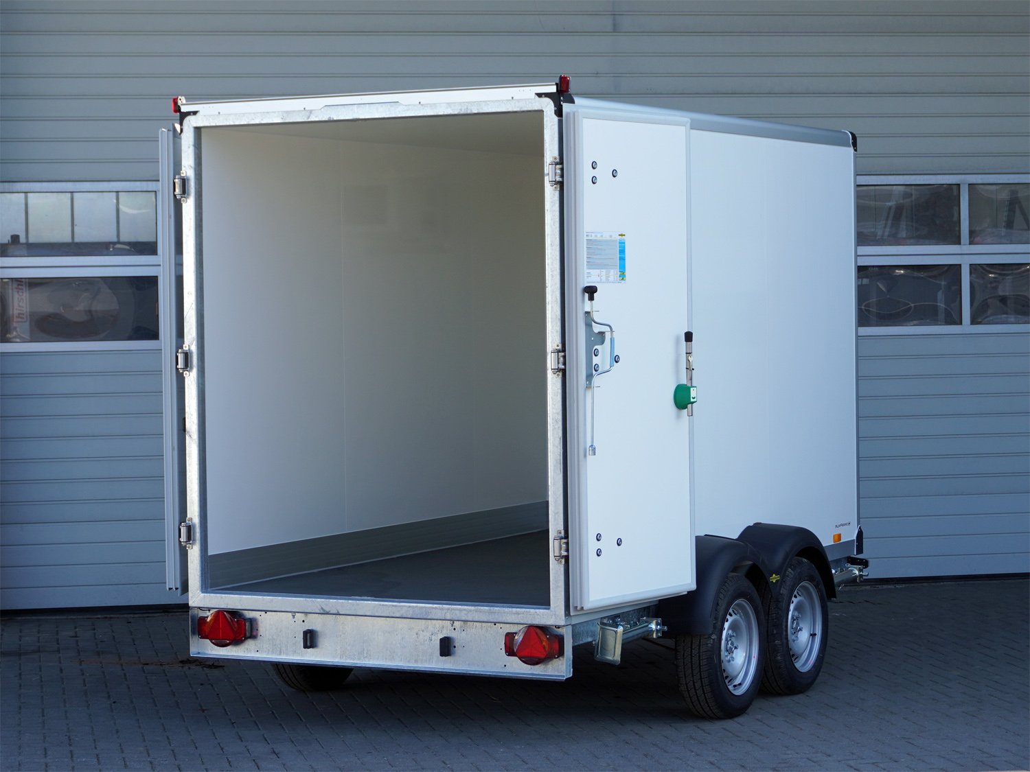 Humbaur Kühlkoffer HGK 25 32 18 – 21 PF60 Deluxe – Ladefläche 313 × 167 cm – 2500 kg – Tandemachser – Ansicht 3
