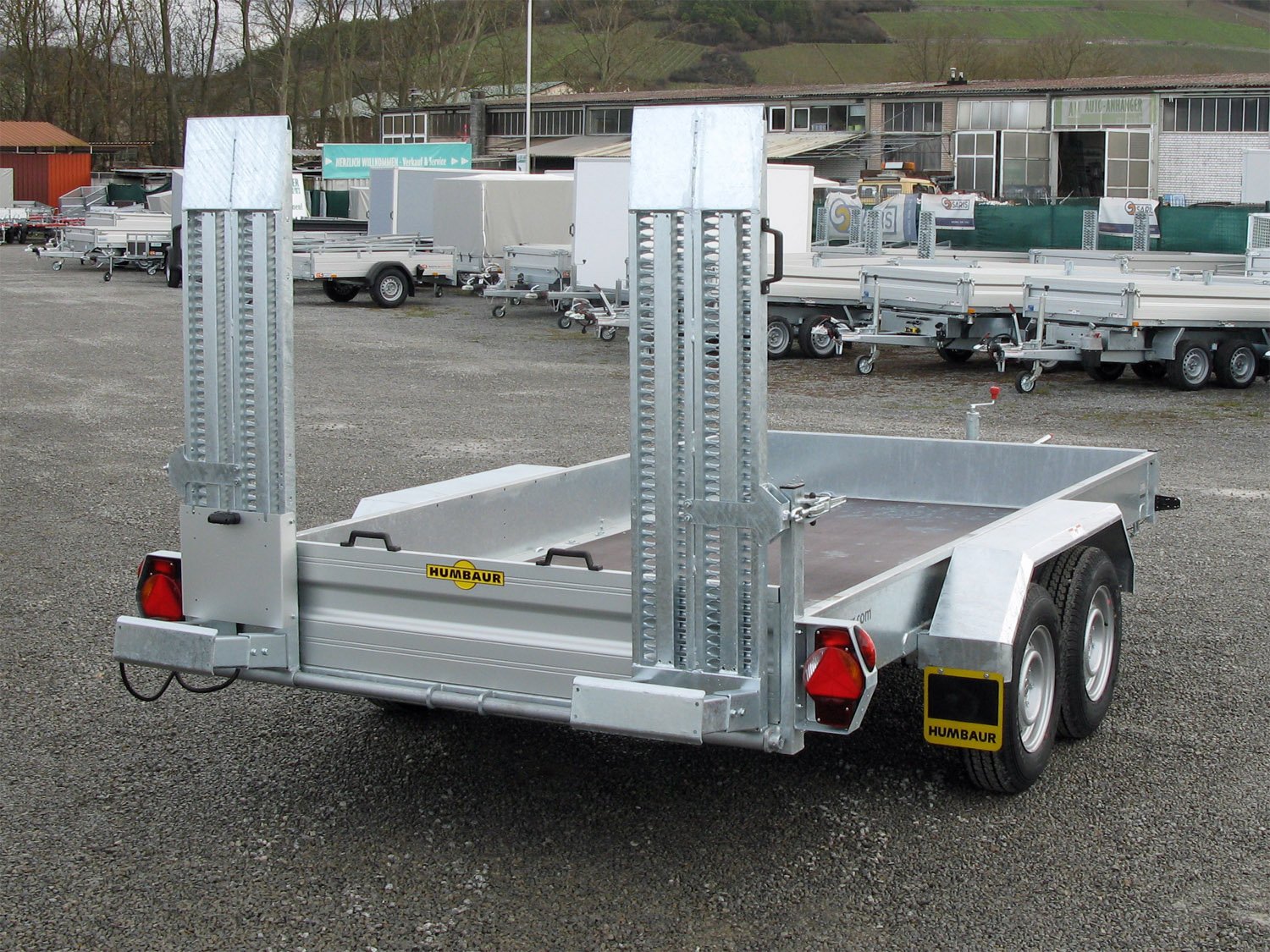 Humbaur Maschinentransporter HS353718 – 12 Zurringe, Stahlrampen stehend – Ladefläche 375 × 185 cm – 3500 kg – Tandemachser – Ansicht 1