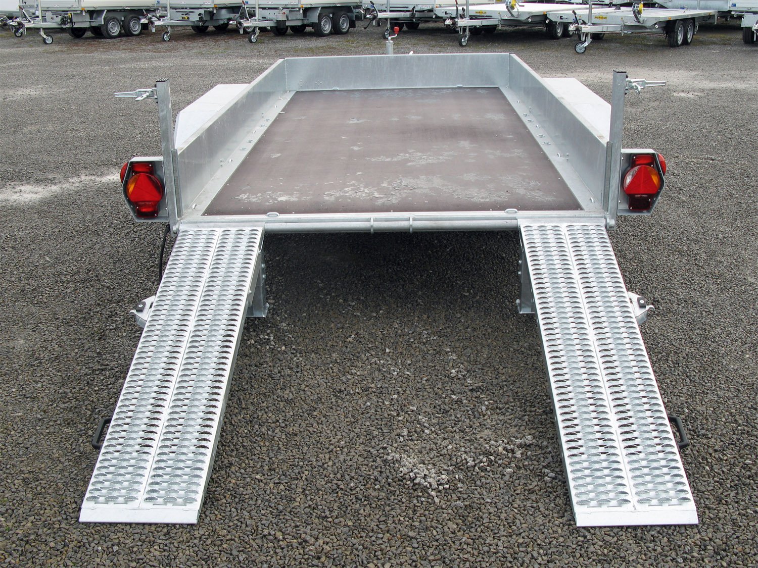 Humbaur Maschinentransporter HS353718 – 12 Zurringe, Stahlrampen stehend – Ladefläche 375 × 185 cm – 3500 kg – Tandemachser – Ansicht 3