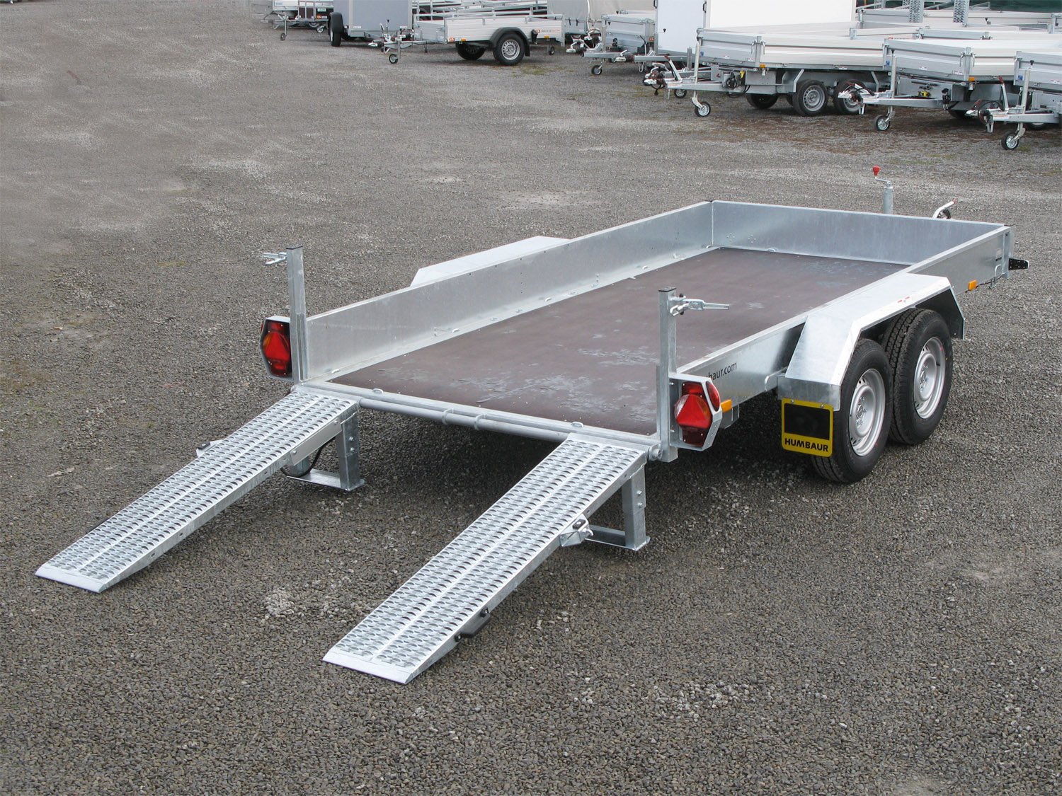 Humbaur Maschinentransporter HS353718 – 12 Zurringe, Stahlrampen stehend – Ladefläche 375 × 185 cm – 3500 kg – Tandemachser – Ansicht 4