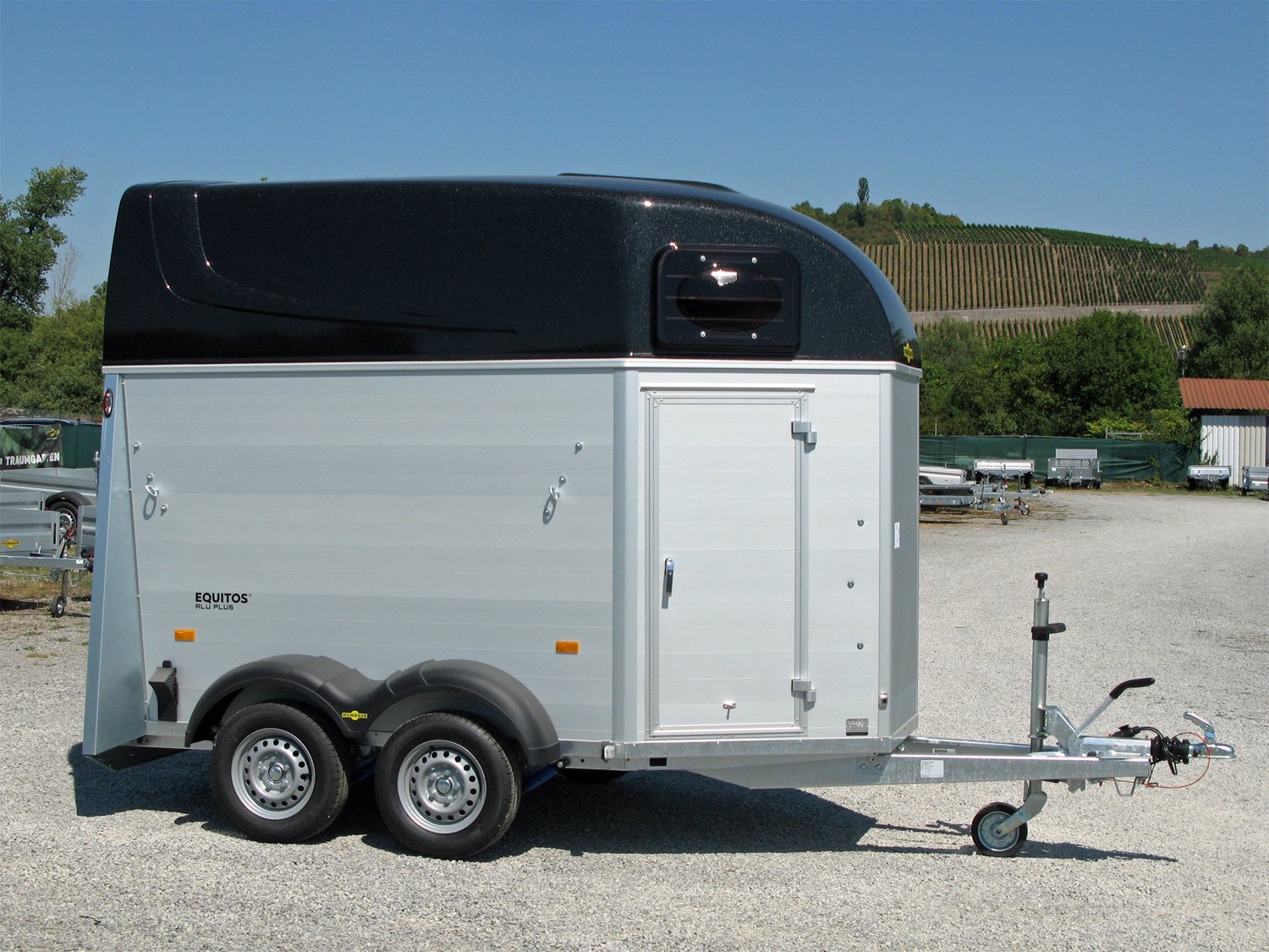 Humbaur Pferdeanhänger Equitos Alu Plus 2000 –  m. Sattelkammer – Ladefläche 315,7 × 165,4 cm – 2000 kg – Tandemachser – Ansicht 1