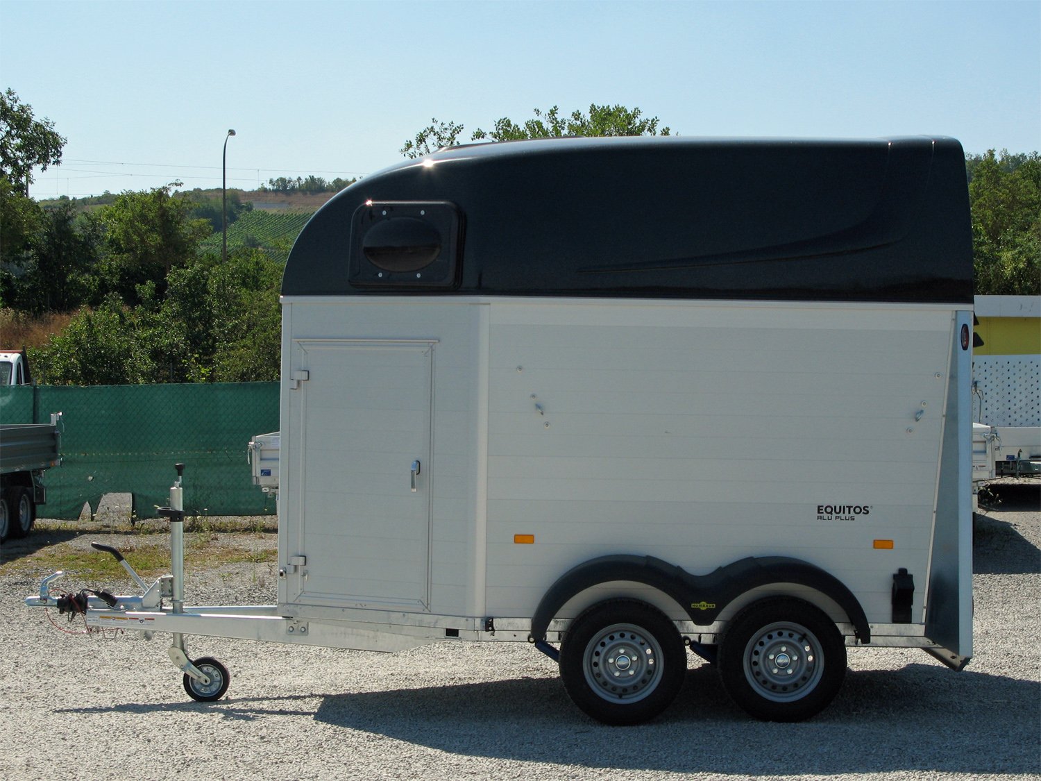 Humbaur Pferdeanhänger Equitos Alu Plus 2000 – m. Sattelkammer – Ladefläche 315,7 × 165,4 cm – 2000 kg – Tandemachser – Ansicht 4