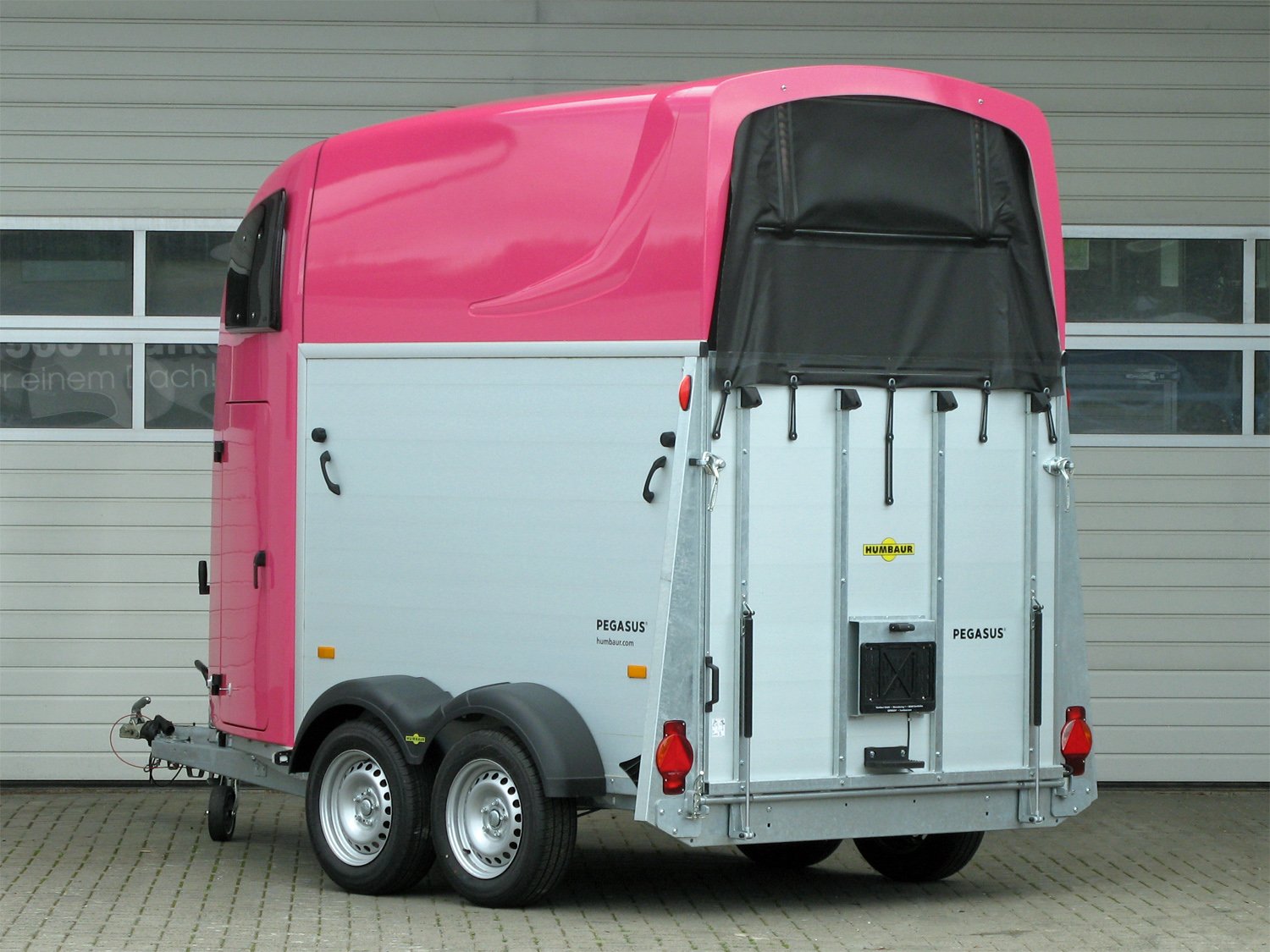Humbaur Pferdeanhänger Pegasus 2700 S Alu PLUS – Schwenk -Drehtüre, Panoramadach – Ladefläche 346 × 171 cm – 2700 kg – Tandemachser – Ansicht 1