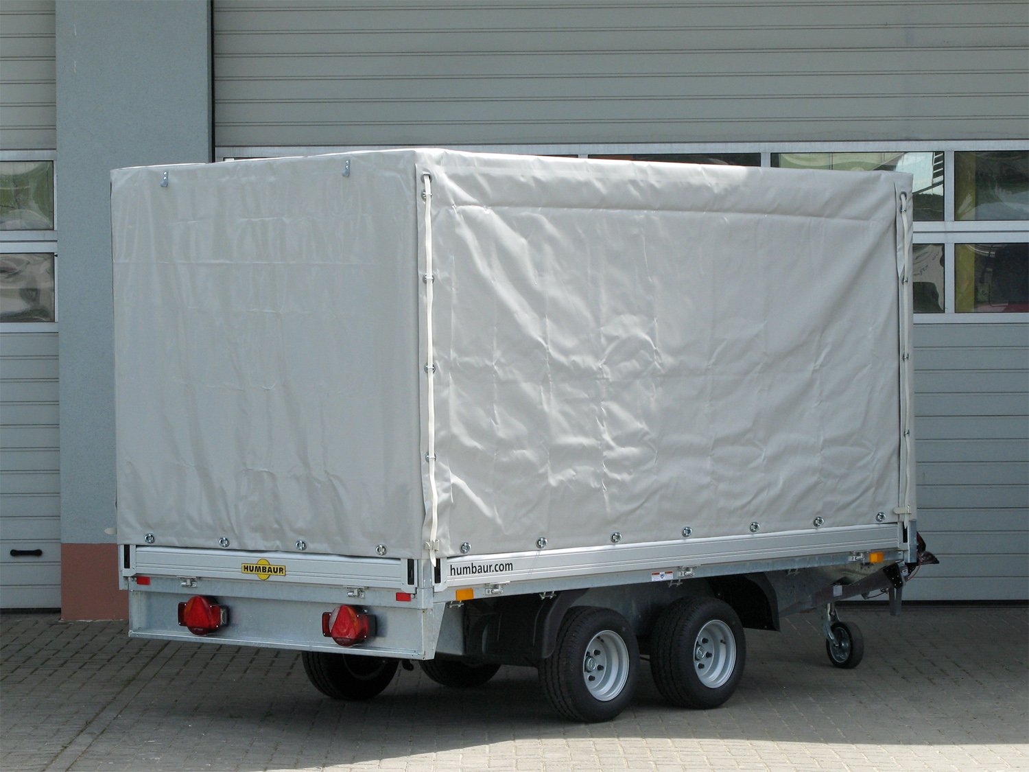 Humbaur Pritschenhochlader HN203116 – Planenaufbau 1600mm – Ladefläche 310 × 165 cm – 2000 kg – Tandemachser – Ansicht 2