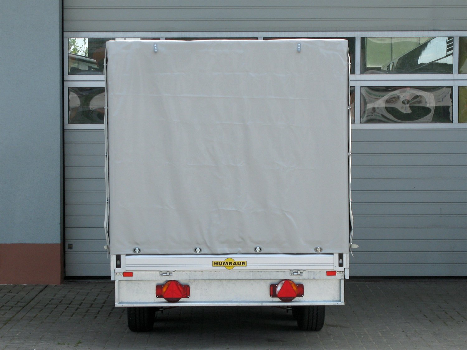 Humbaur Pritschenhochlader HN203116 – Planenaufbau 1600mm – Ladefläche 310 × 165 cm – 2000 kg – Tandemachser – Ansicht 3