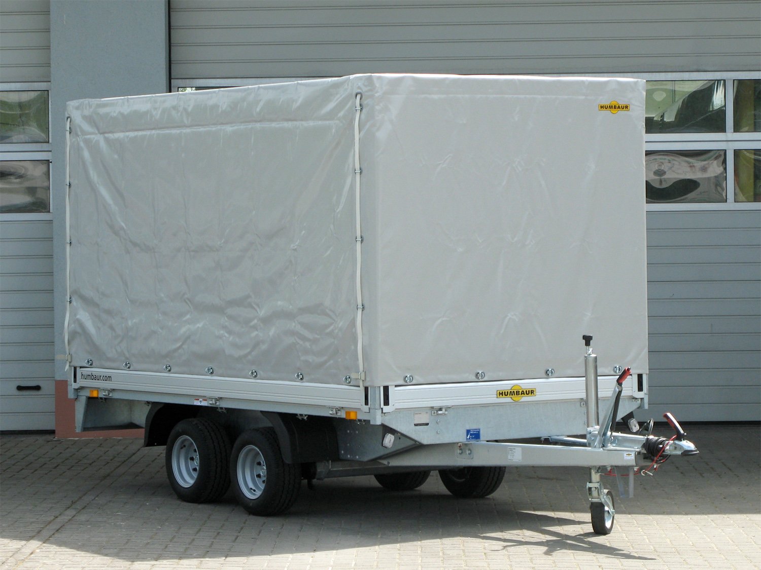 Humbaur Pritschenhochlader HN203116 – Planenaufbau 1800mm – Ladefläche 310 × 165 cm – 2000 kg – Tandemachser – Ansicht 1