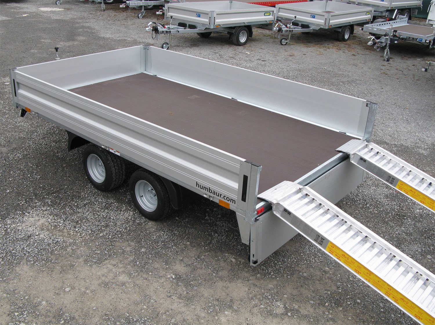 Humbaur Pritschenhochlader HN253118 – Alurampen, 10 Anbindebügel – Ladefläche 310 × 185 cm – 2500 kg – Tandemachser – Ansicht 1