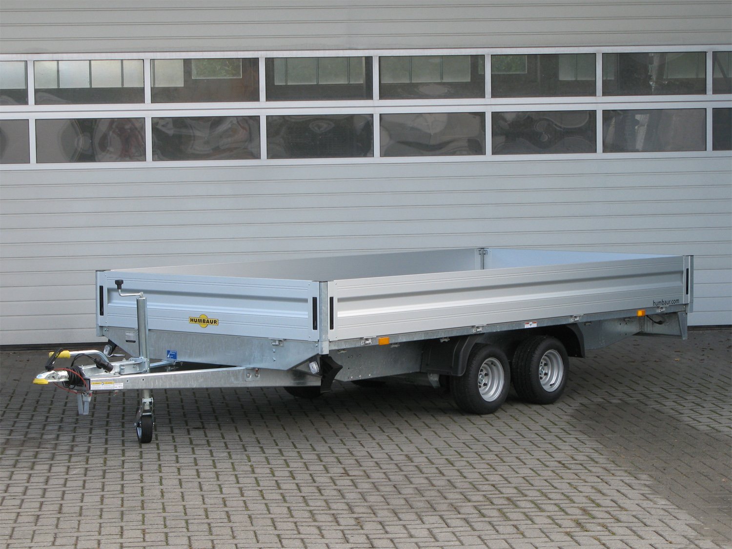 Humbaur Pritschenhochlader HN254118 – 12 Anbindebügel – Ladefläche 410 × 185 cm – 2500 kg – Tandemachser – Ansicht 1