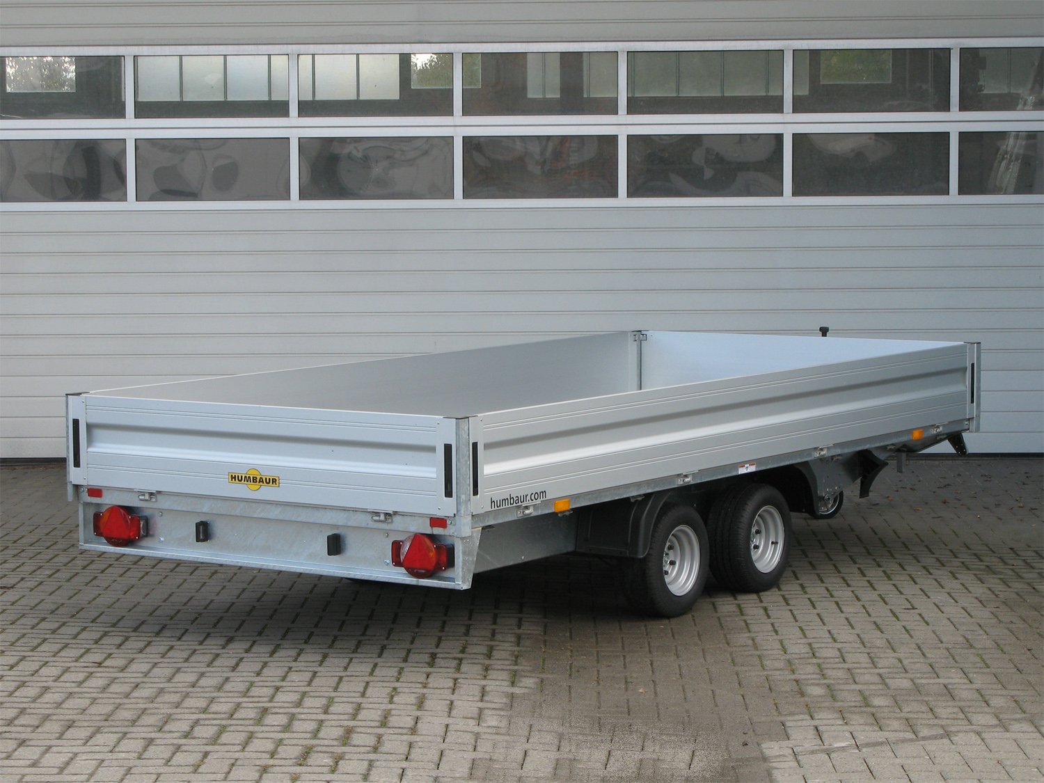 Humbaur Pritschenhochlader HN254118 – 12 Anbindebügel – Ladefläche 410 × 185 cm – 2500 kg – Tandemachser – Ansicht 2