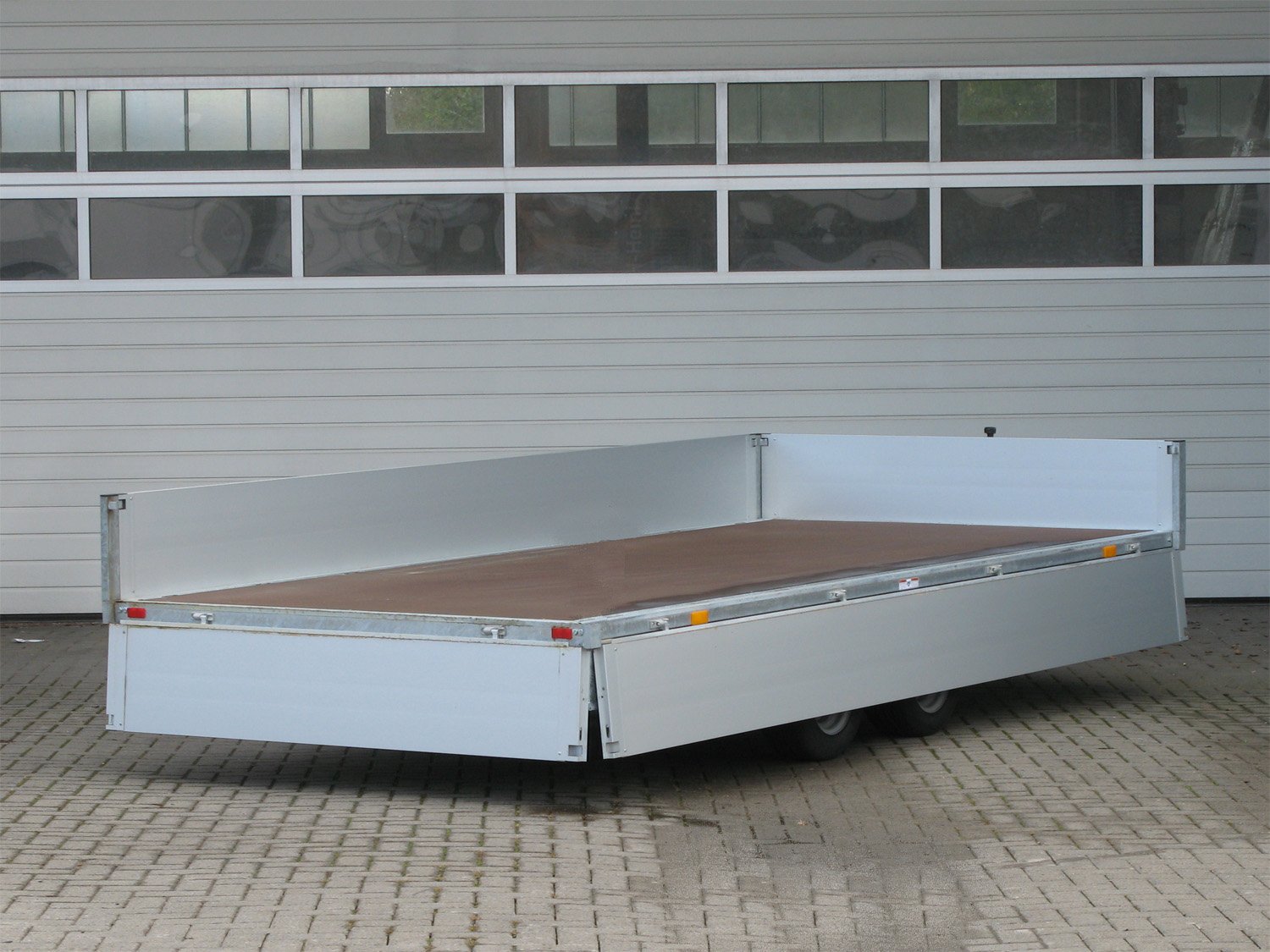 Humbaur Pritschenhochlader HN254118 – 12 Anbindebügel – Ladefläche 410 × 185 cm – 2500 kg – Tandemachser – Ansicht 3
