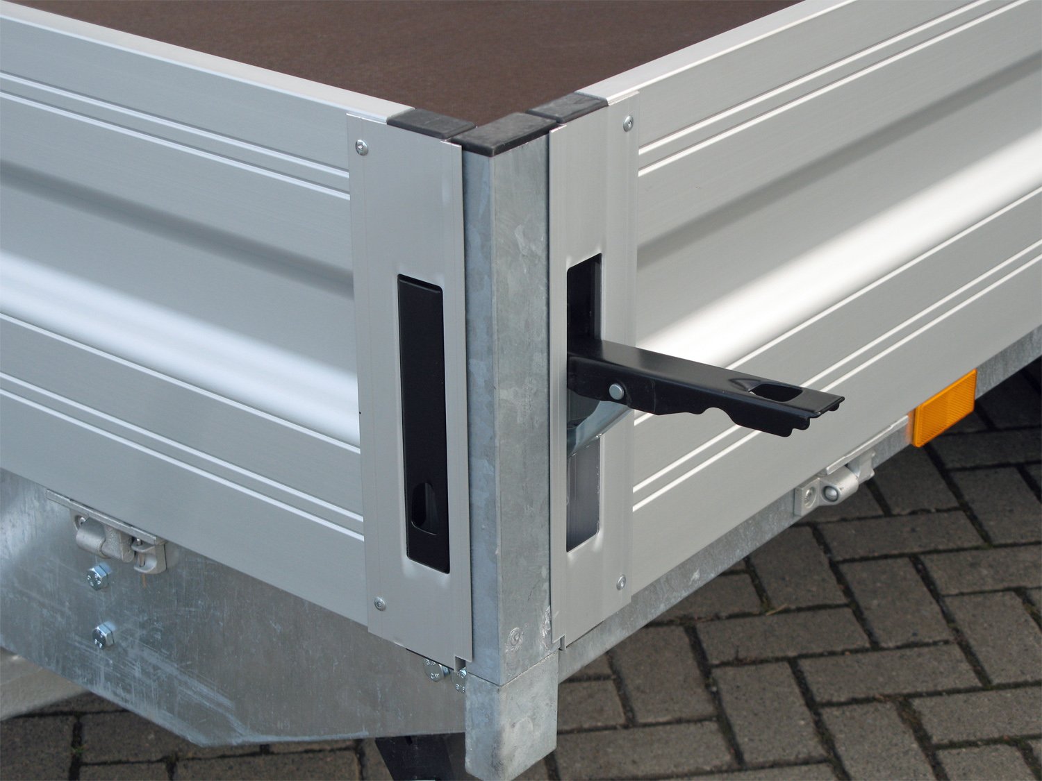 Humbaur Pritschenhochlader HN254118 – 12 Anbindebügel – Ladefläche 410 × 185 cm – 2500 kg – Tandemachser – Ansicht 4