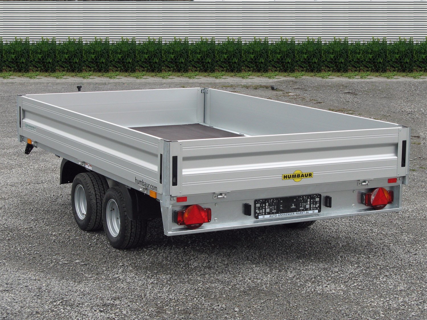 Humbaur Pritschenhochlader HN303118 – 10 Anbindebügel – Ladefläche 310 × 185 cm – 3000 kg – Tandemachser – Ansicht 3