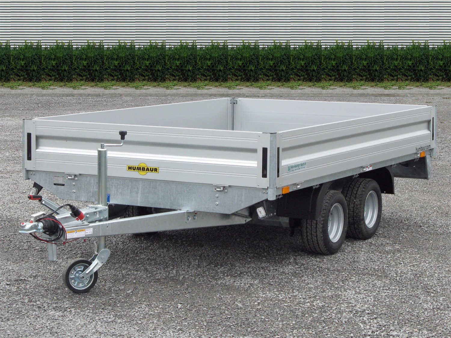 Humbaur Pritschenhochlader HN303121 – 10 Anbindebügel – Ladefläche 310 × 210 cm – 3000 kg – Tandemachser – Ansicht 1