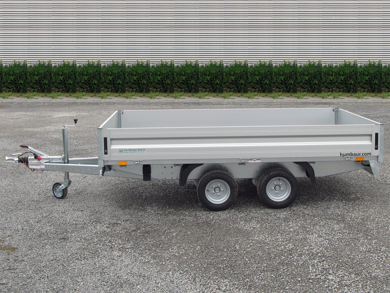 Humbaur Pritschenhochlader HN304121 – 12 Anbindebügel – Ladefläche 410 × 210 cm – 3000 kg – Tandemachser – Ansicht 2