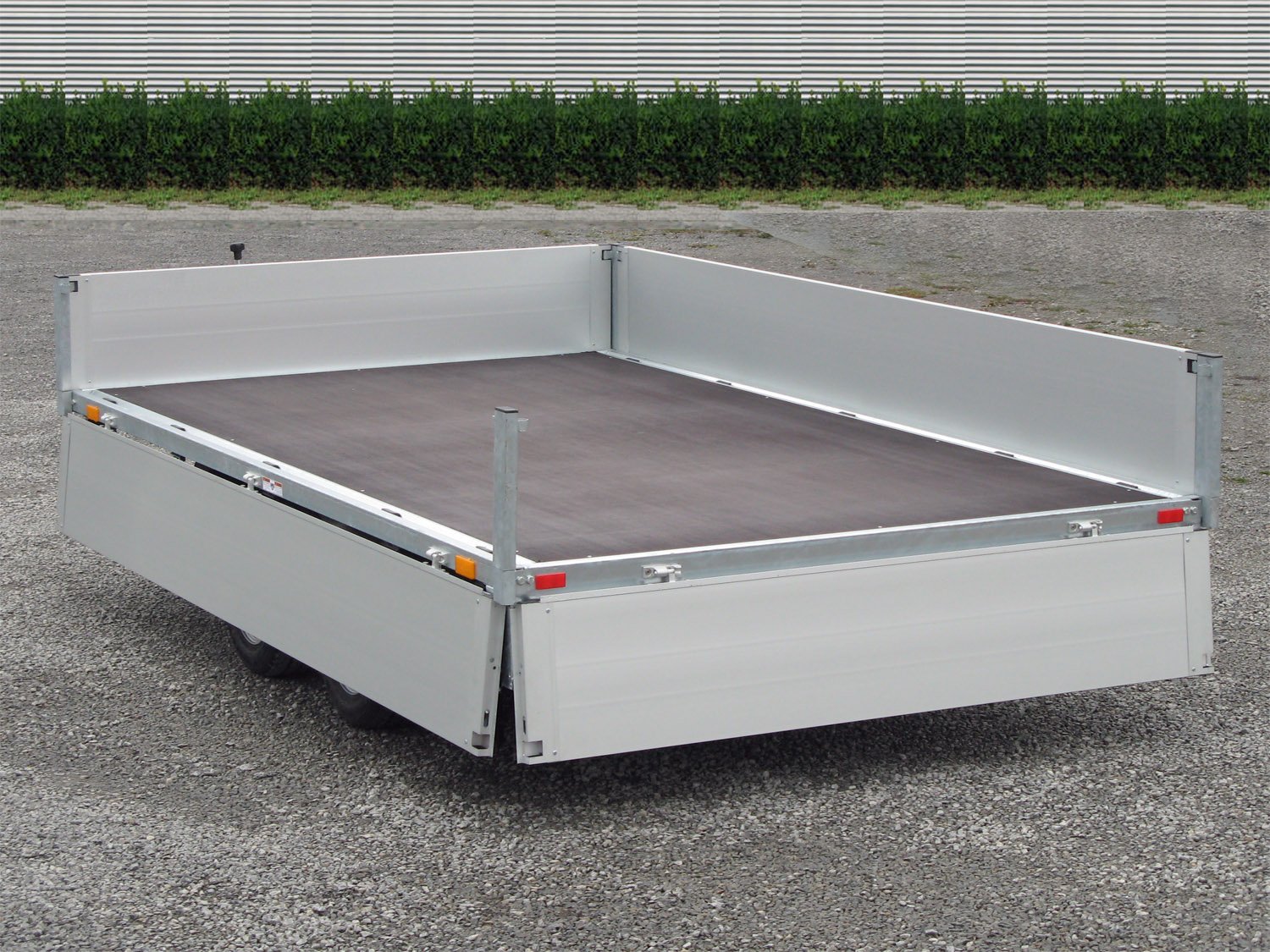 Humbaur Pritschenhochlader HN304121 – 12 Anbindebügel – Ladefläche 410 × 210 cm – 3000 kg – Tandemachser – Ansicht 4