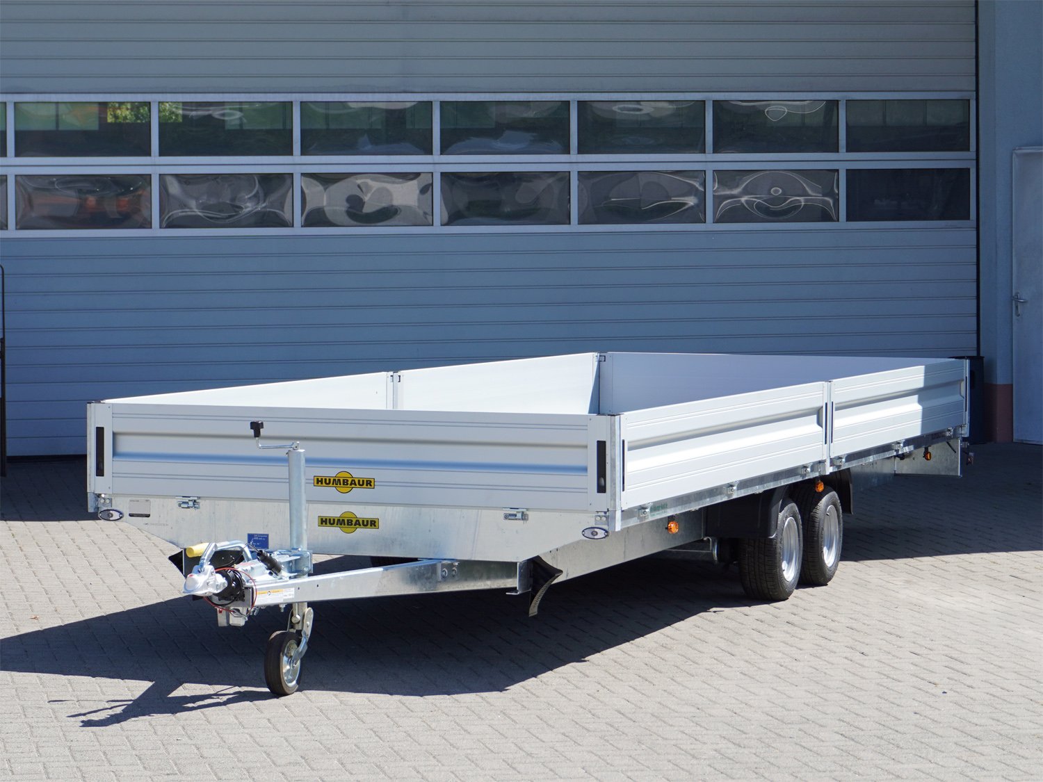Humbaur Pritschenhochlader HN306221 GR – geschweißter Rahmen, 14 Zurringe – Ladefläche 622 × 207 cm – 3000 kg – Tandemachser – Ansicht 1