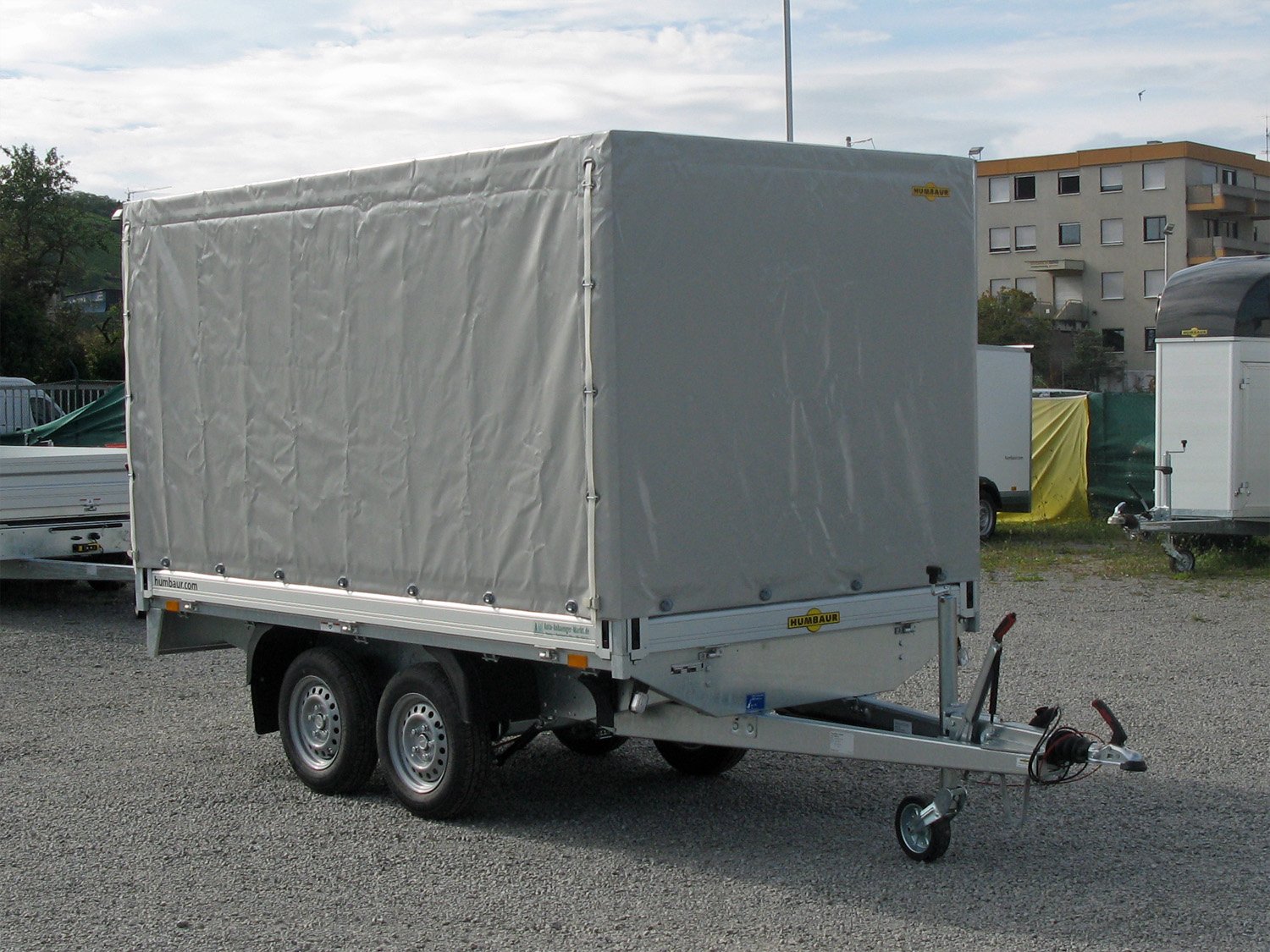 Humbaur Pritschenhochlader HT203116 – Planenaufbau LH 1600 mm grau – Ladefläche 310 × 165 cm – 2000 kg – Tandemachser – Ansicht 1
