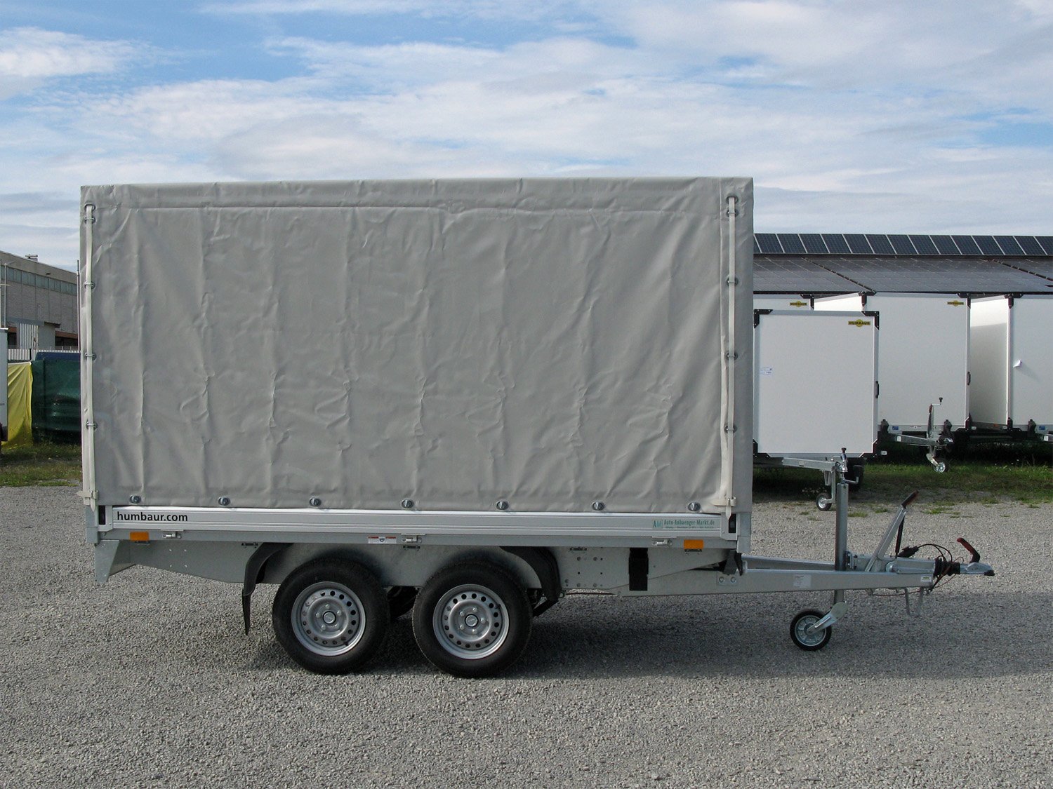 Humbaur Pritschenhochlader HT203116 – Planenaufbau LH 1600 mm grau – Ladefläche 310 × 165 cm – 2000 kg – Tandemachser – Ansicht 2
