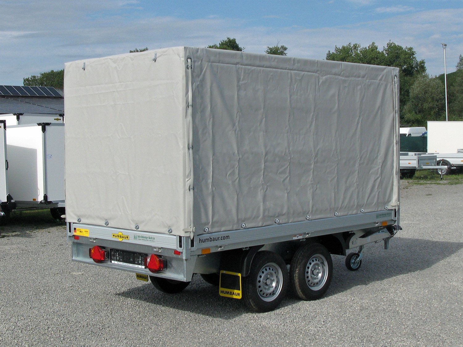 Humbaur Pritschenhochlader HT203116 – Planenaufbau LH 1600 mm grau – Ladefläche 310 × 165 cm – 2000 kg – Tandemachser – Ansicht 3