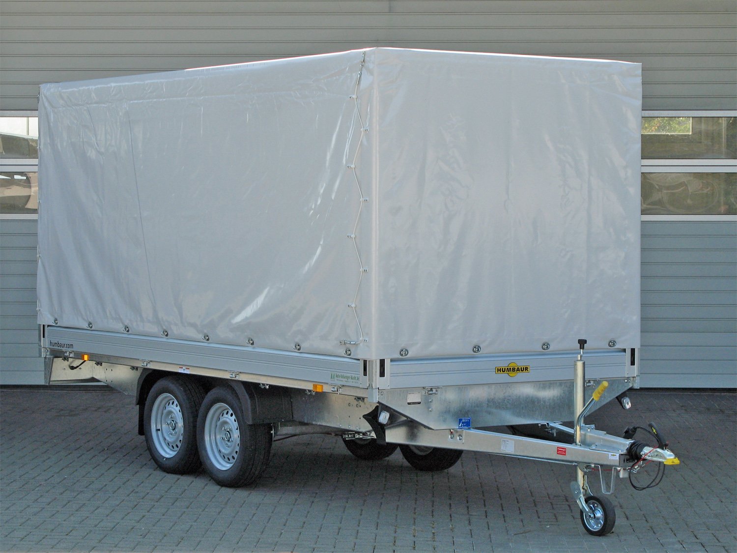 Humbaur Pritschenhochlader HT254118 – Planenaufbau 1800 mm – Ladefläche 410 × 185 cm – 2500 kg – Tandemachser – Ansicht 1