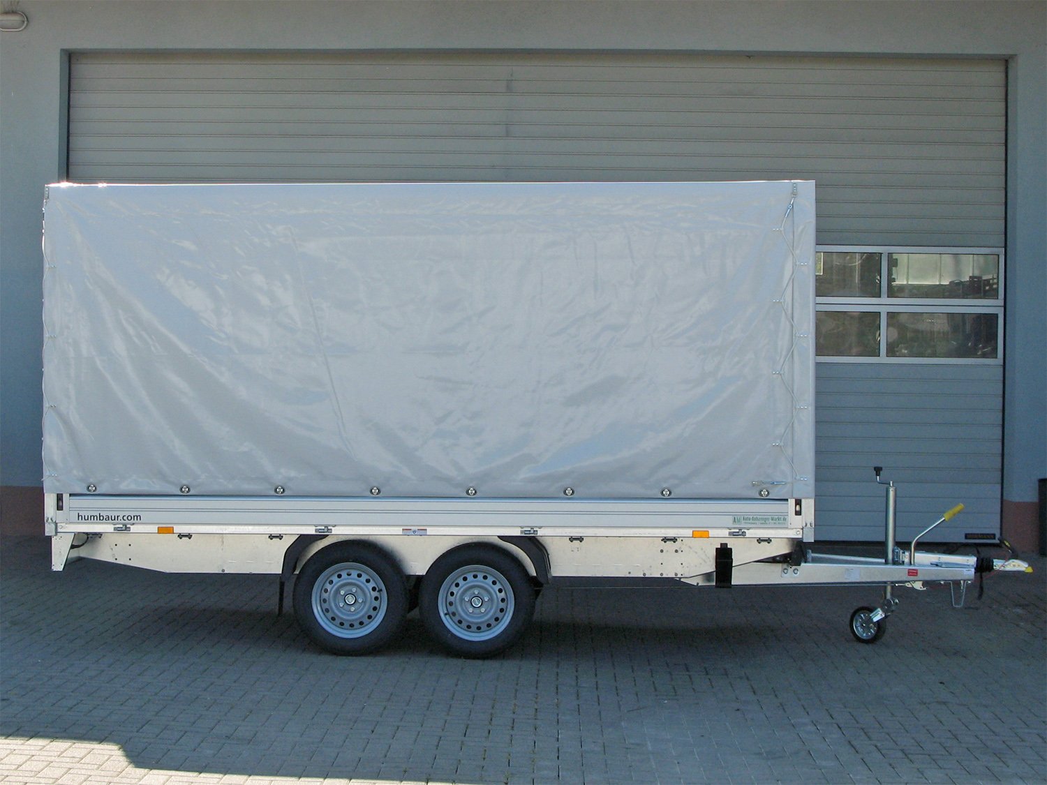 Humbaur Pritschenhochlader HT254118 – Planenaufbau 1800 mm – Ladefläche 410 × 185 cm – 2500 kg – Tandemachser – Ansicht 2