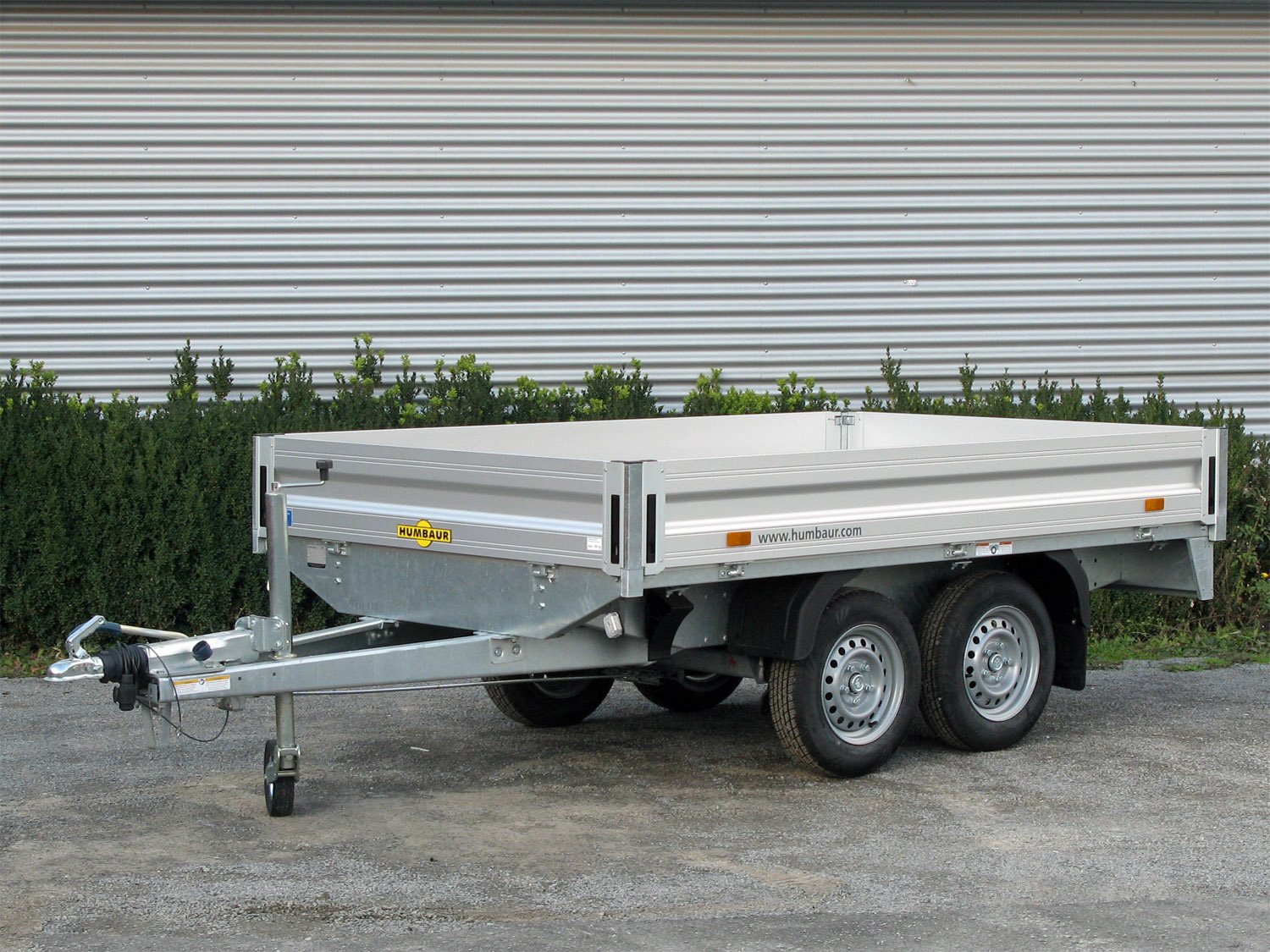 Humbaur Pritschenhochlader HT303118 – 10 Anbindebügel – Ladefläche 310 × 185 cm – 3000 kg – Tandemachser – Ansicht 1