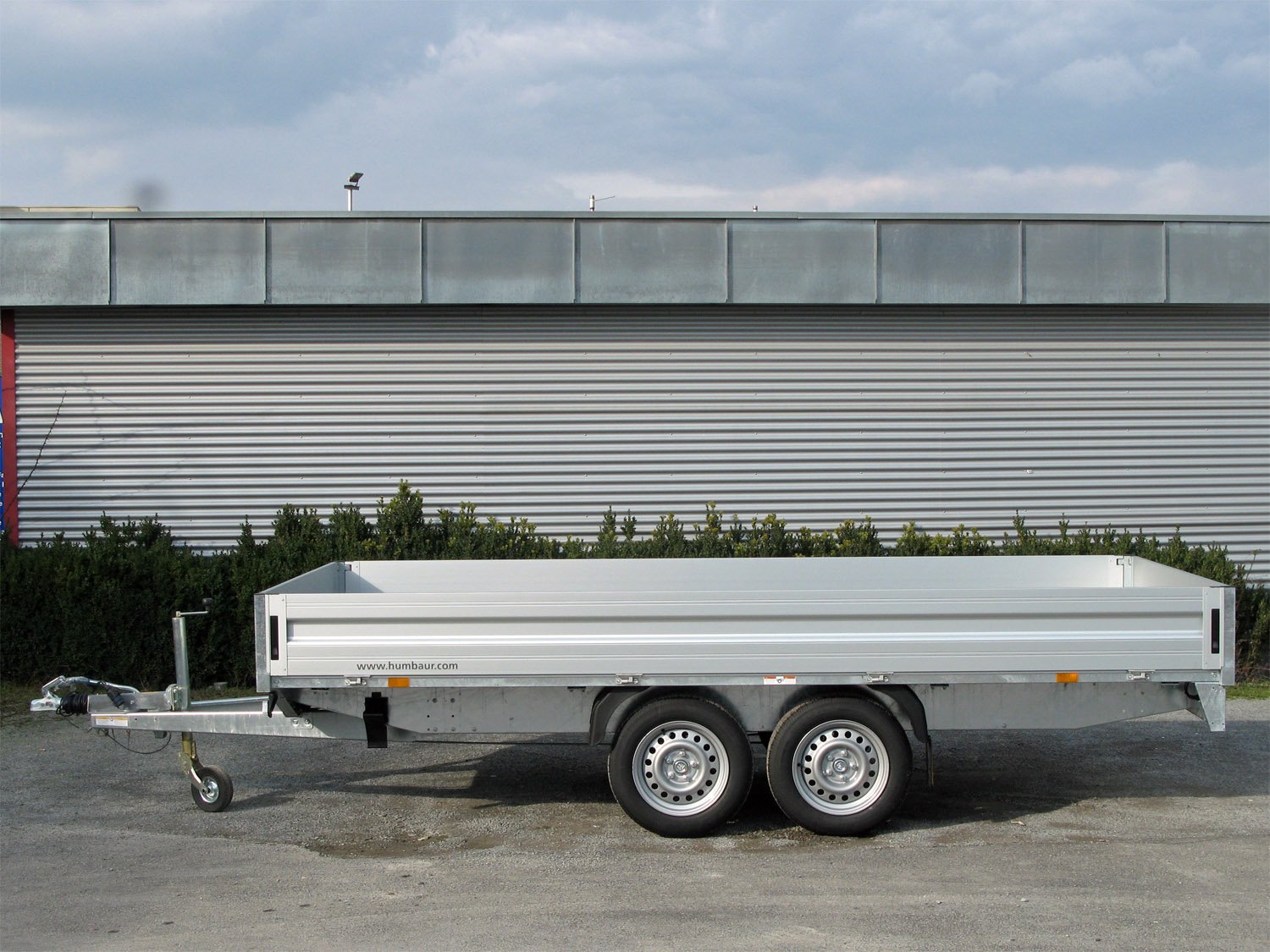 Humbaur Pritschenhochlader HT305225 GR – geschweißter Rahmen, 14 Zurringe – Ladefläche 522 × 247 cm – 3000 kg – Tandemachser – Ansicht 2