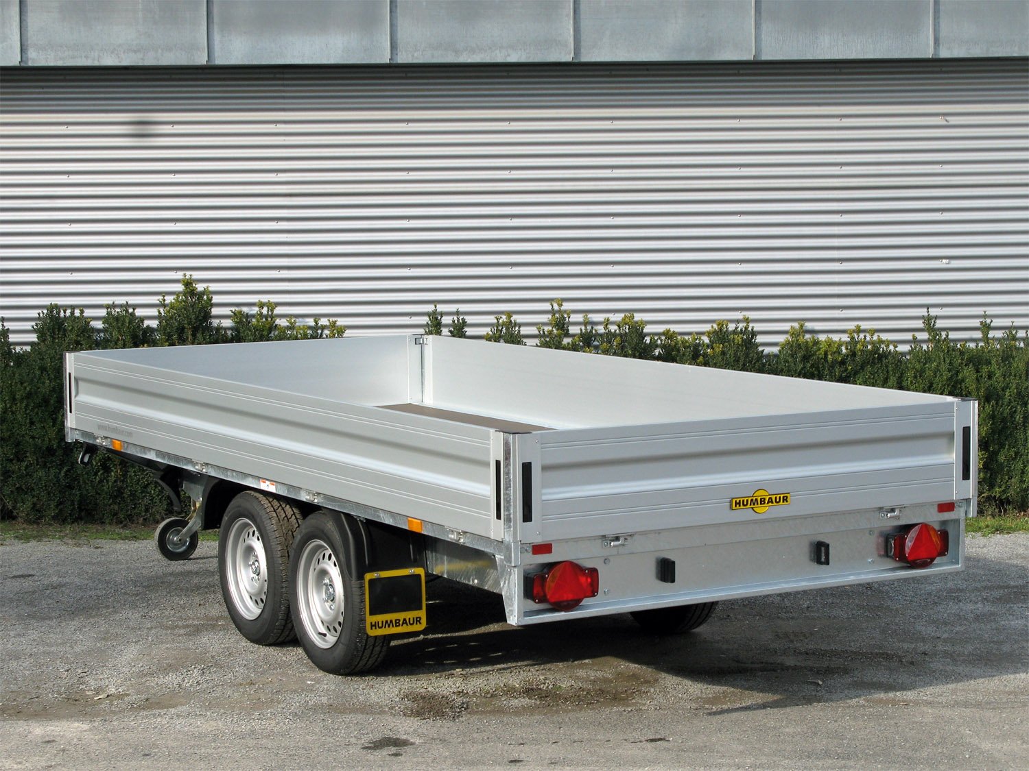 Humbaur Pritschenhochlader HT305225 GR – geschweißter Rahmen, 14 Zurringe – Ladefläche 522 × 247 cm – 3000 kg – Tandemachser – Ansicht 4