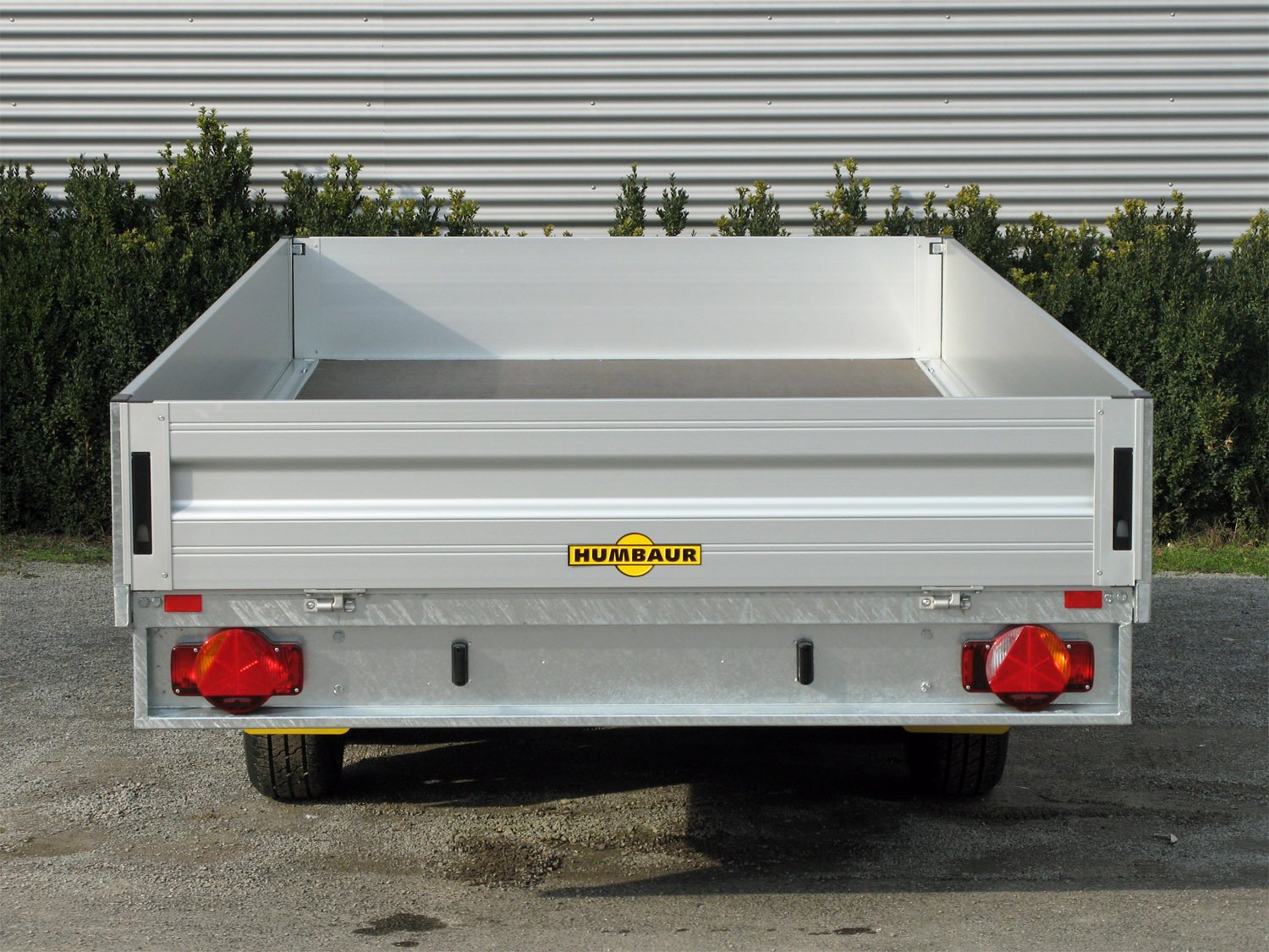 Humbaur Pritschenhochlader HT305225 GR – geschweißter Rahmen, 14 Zurringe – Ladefläche 522 × 247 cm – 3000 kg – Tandemachser – Ansicht 5